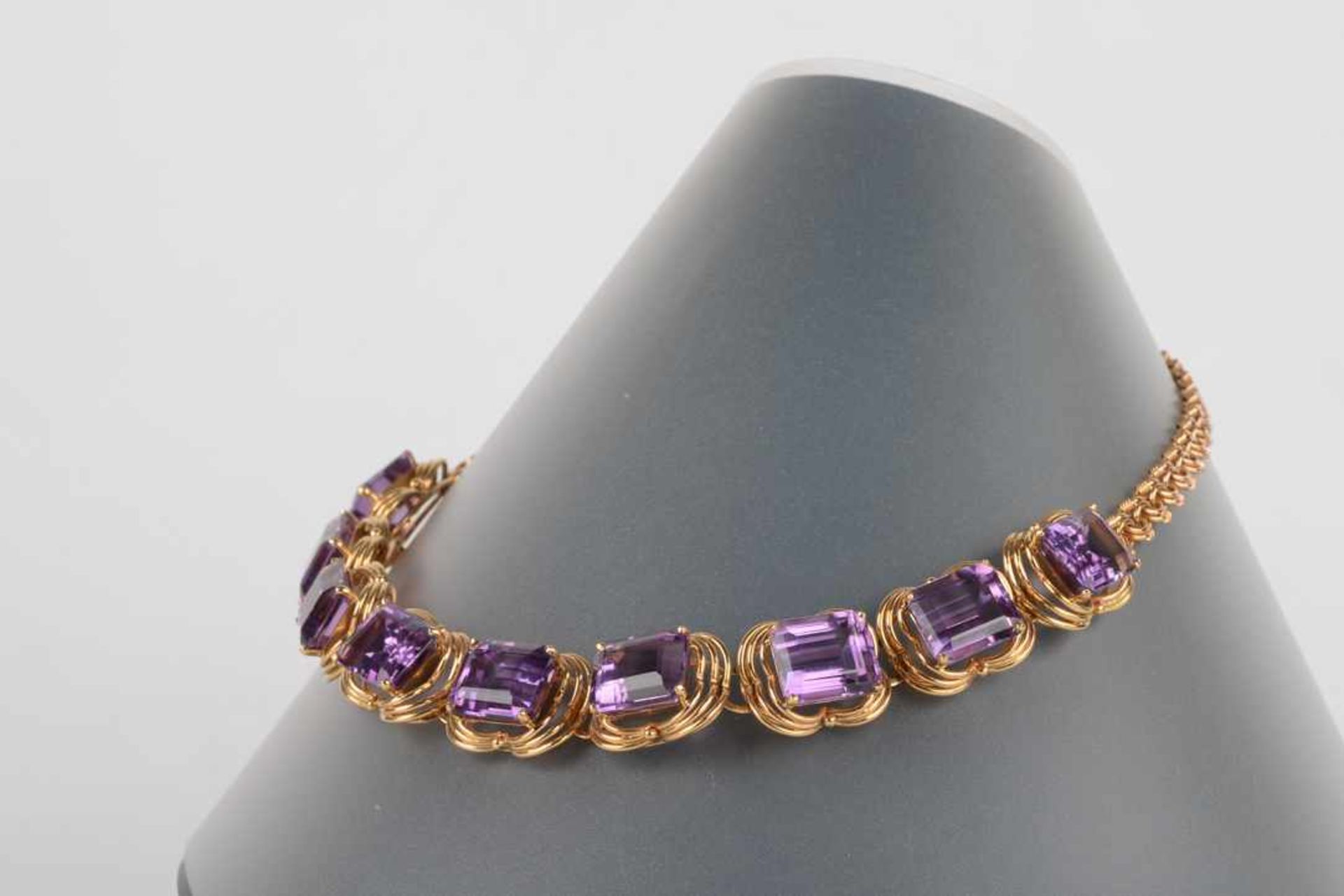 Amethyst-Collier750er Rotgold, gestempelt 18 K 9 Amethyste ca. 2,8/3,0 mm x 0,8/1,0 mm Kette