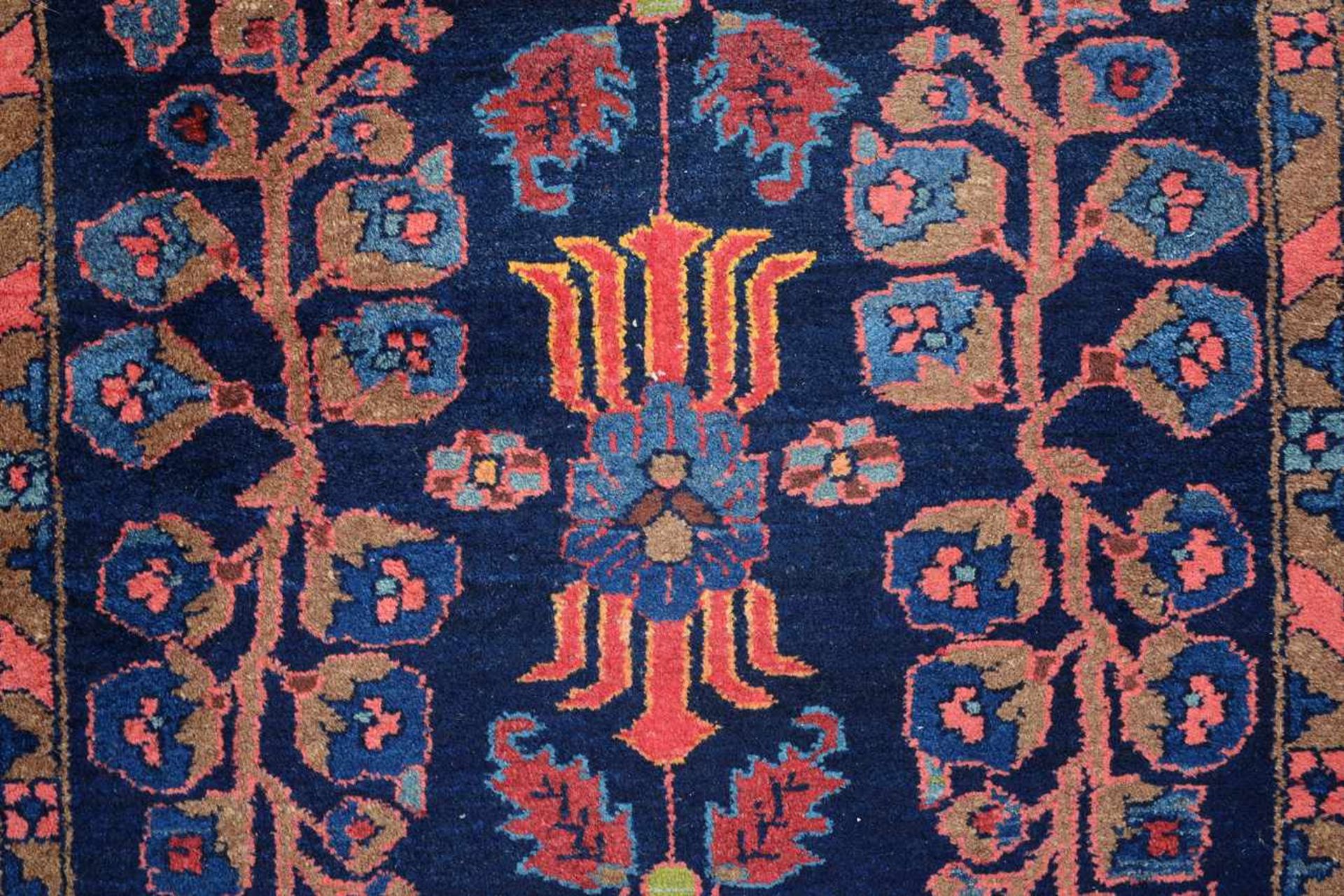Älterer Orientteppich.Flor Blau-Grün dominierend, florales Innenfeld, 3-geteilte Bordüre. Maße 206 x - Bild 3 aus 5