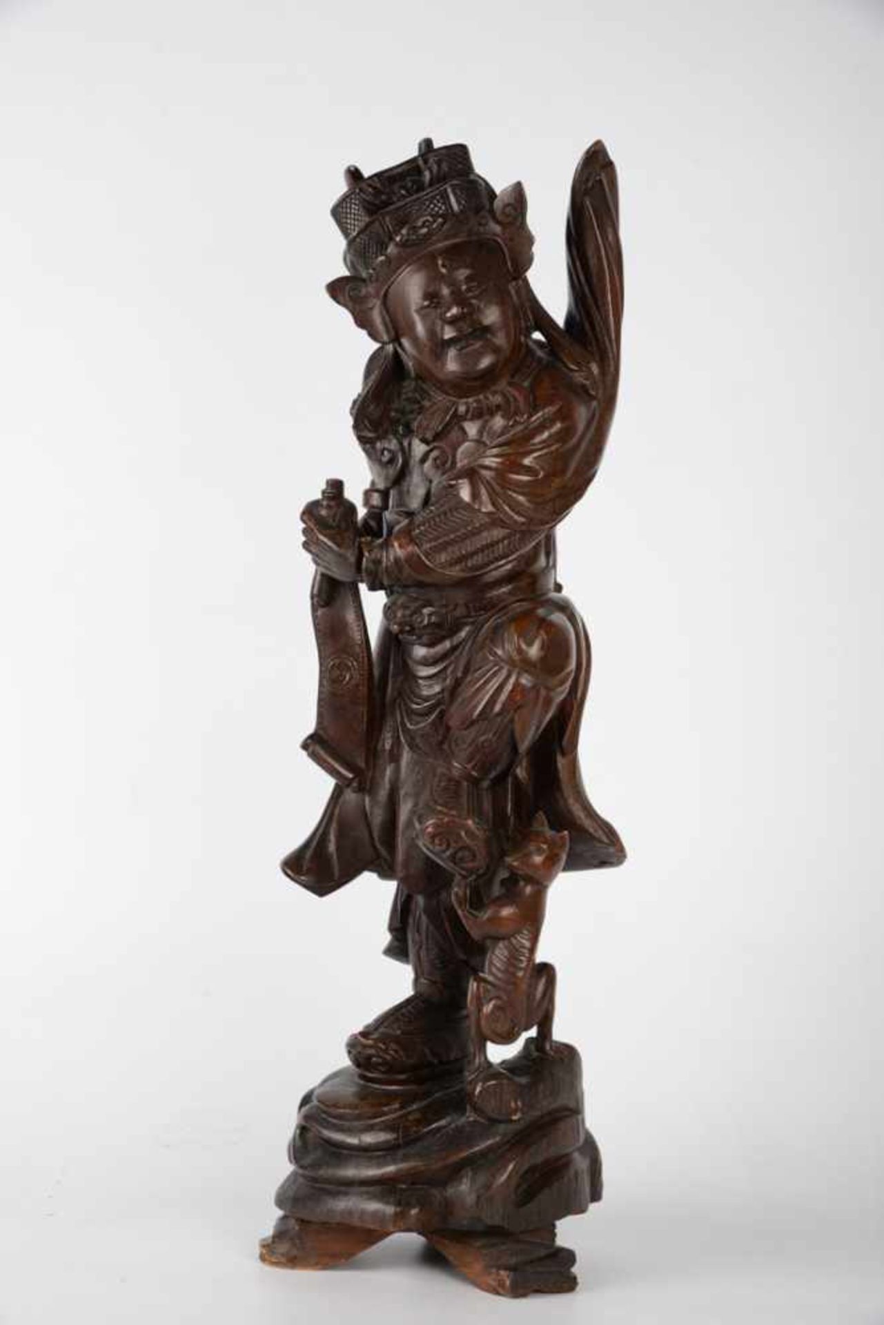 2 große asiatische Kriegerfiguren. 20. Jahrhundert.Holz, feine Schnitzarbeit, Darstellung in