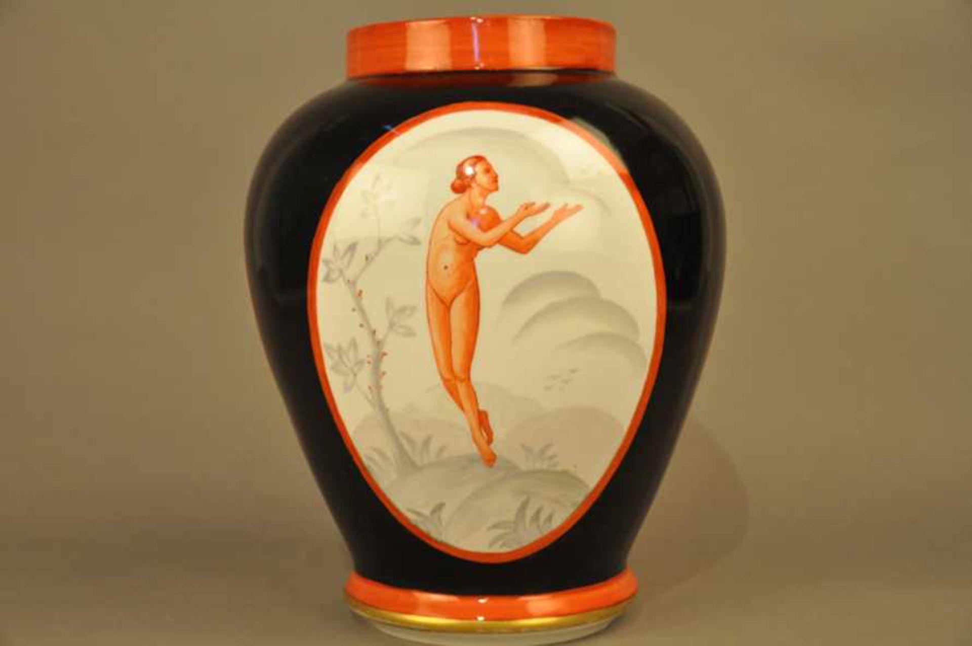 Bauchige Vase, Jugendstil / Art Deco.Schwarzer Fond, 2 Kartuschen mit weiblichen Akten in Rot, - Image 5 of 7
