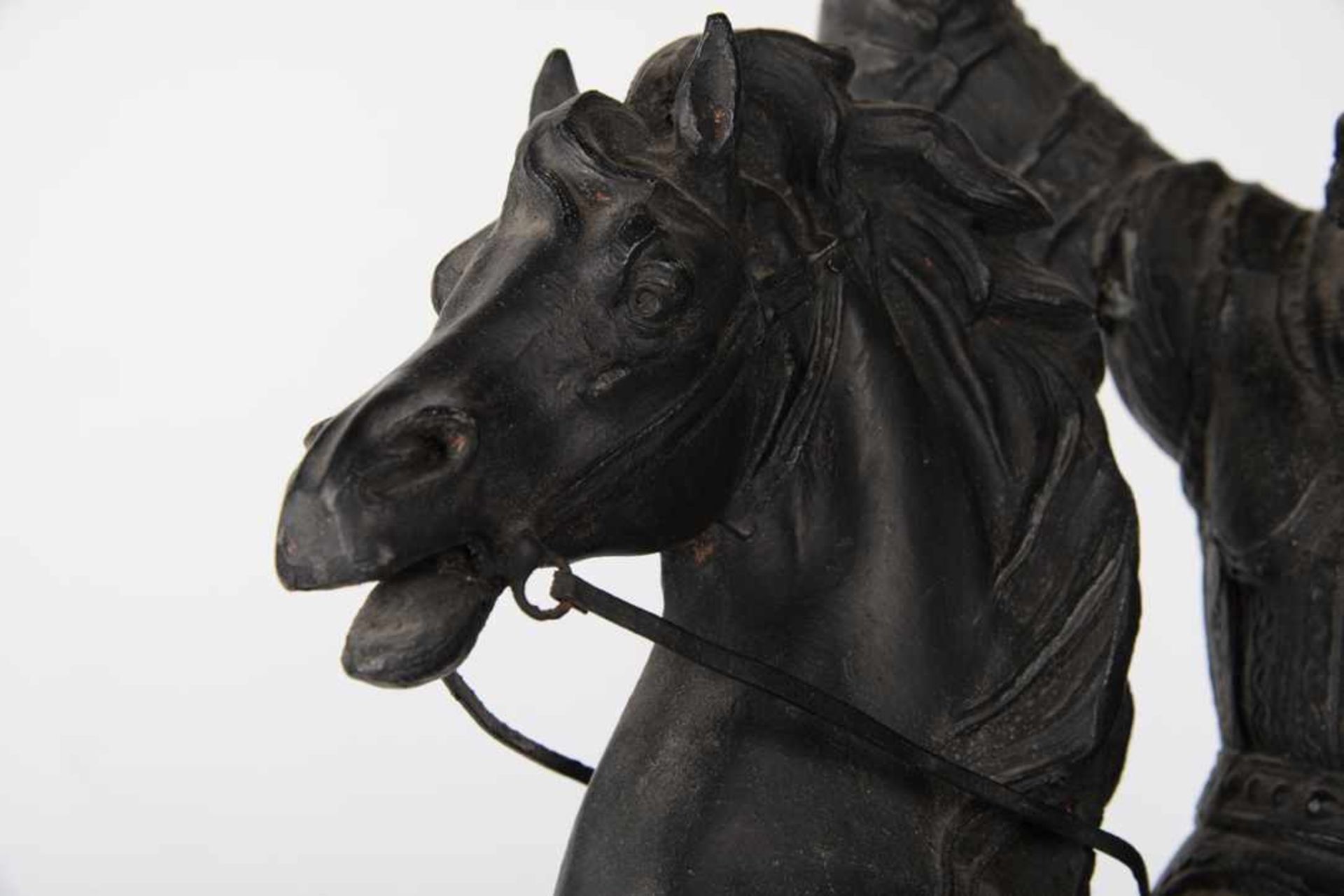 Kämpfende Ritter zu Pferde.Antike Skulpturen, Gegenstücke um 1880, Zinkguss geschwärzt. - Image 6 of 8