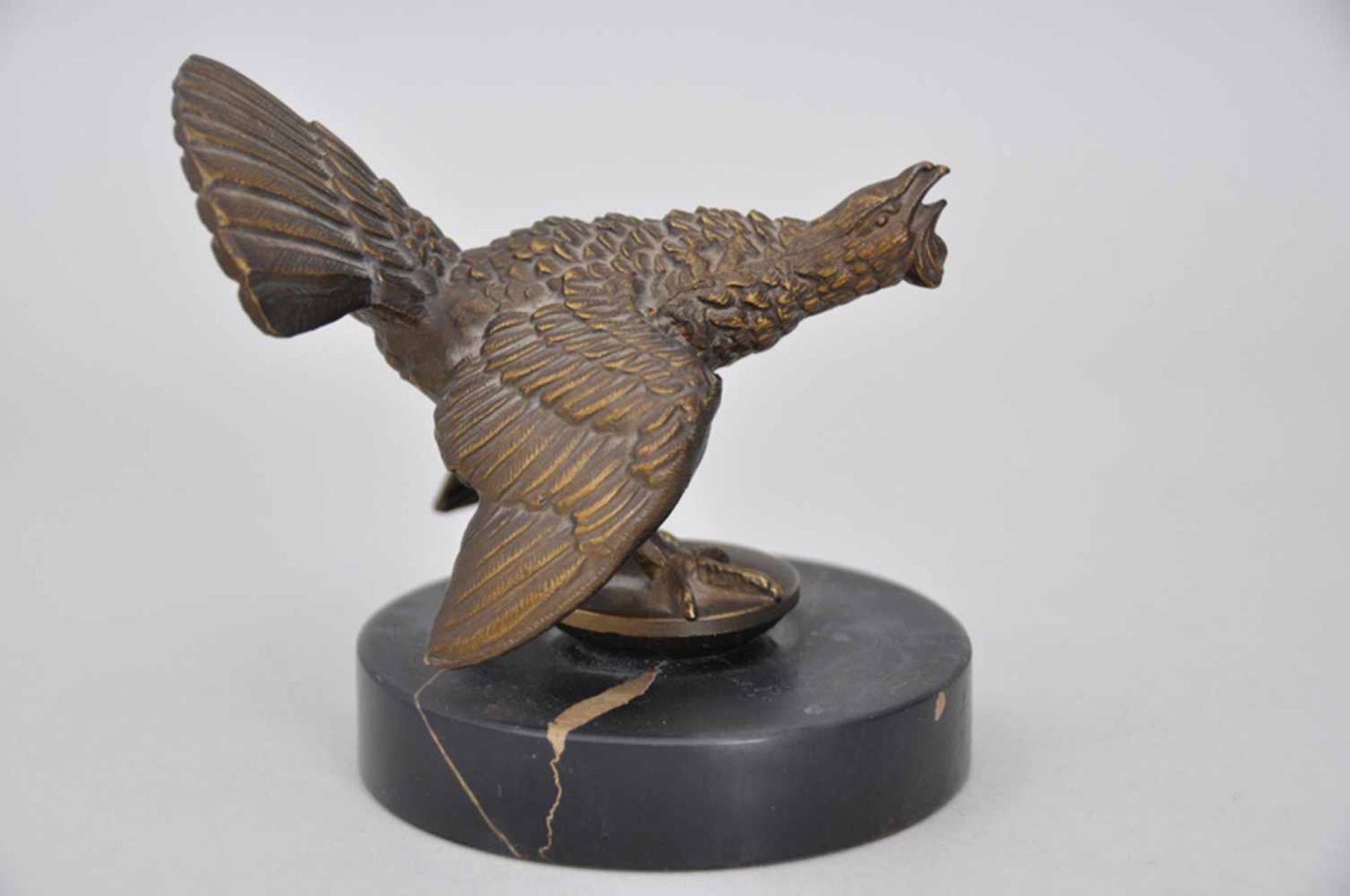 Balzender Auerhahn.Bronze, dunkel patiniert, 1950er Jahre. Höhe ca. 11 cm, Stand 9,5 cm.