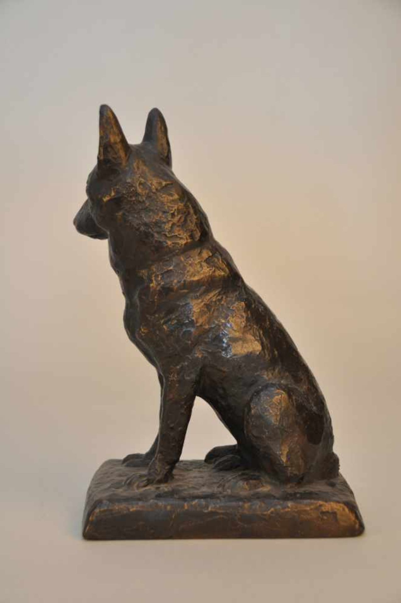 Deutscher Schäferhund. Bronzefigur.Auf der Plinthe per Monogramm W.V. signiert, verschlagen - Bild 2 aus 5