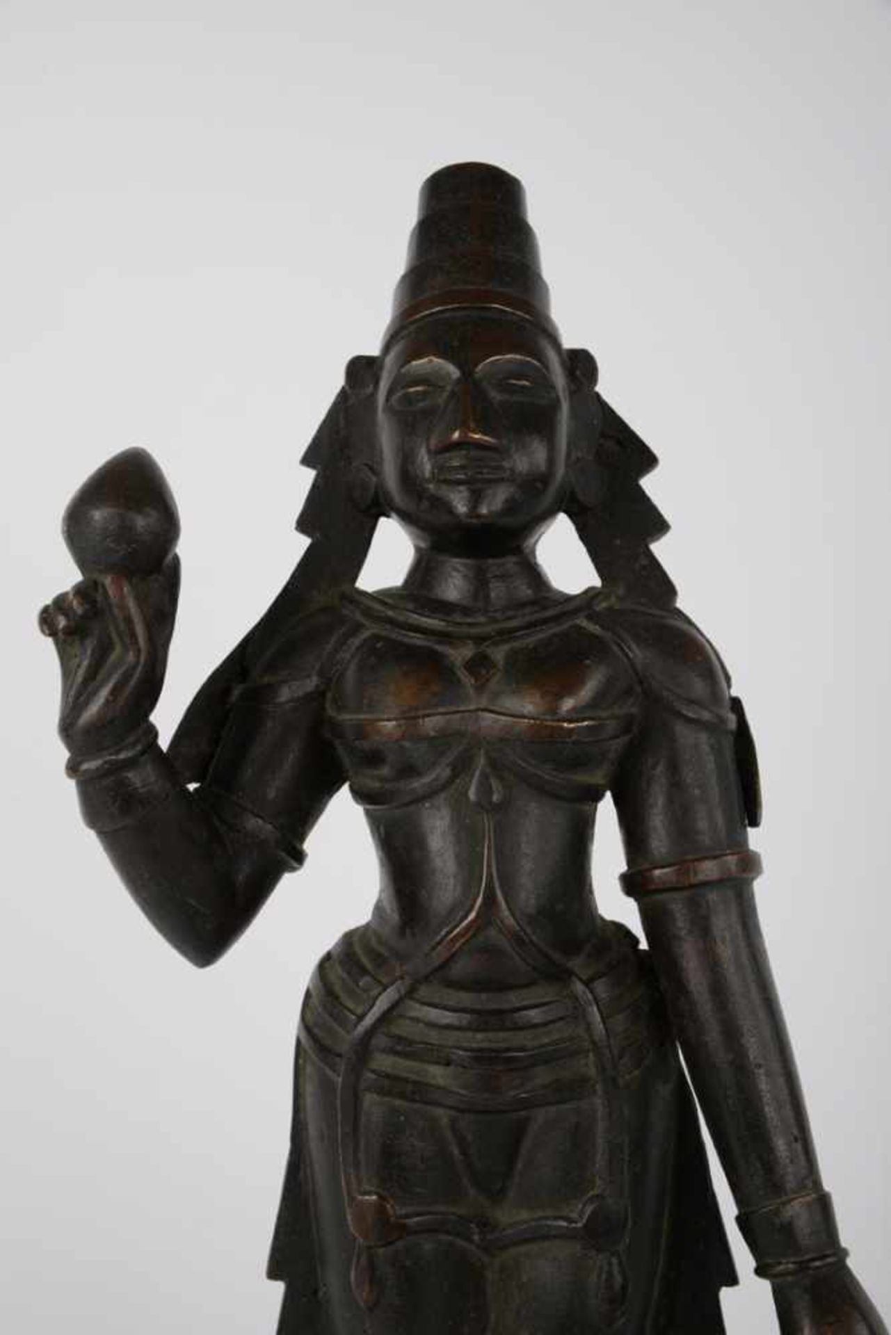 Heiligenfigur, wohl Lakshmi mit Bilva-Frucht.Asien, Indien 1. Hälfte 20. Jahrhundert. Massive - Image 5 of 7