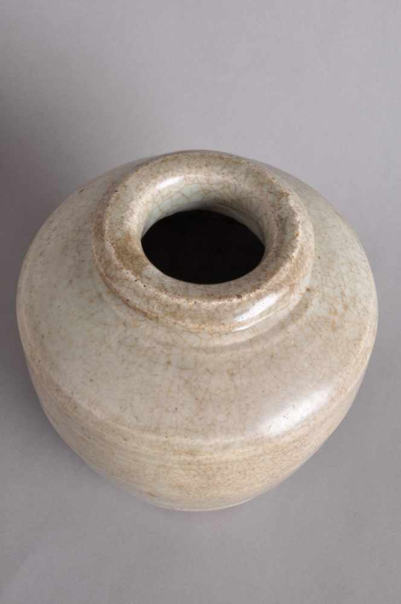 Geschulterte Vase / Vorratsgefäß.China, Ming-Dynastie 16. / 17. Jahrhundert, grauer Scherben, grün- - Image 3 of 3