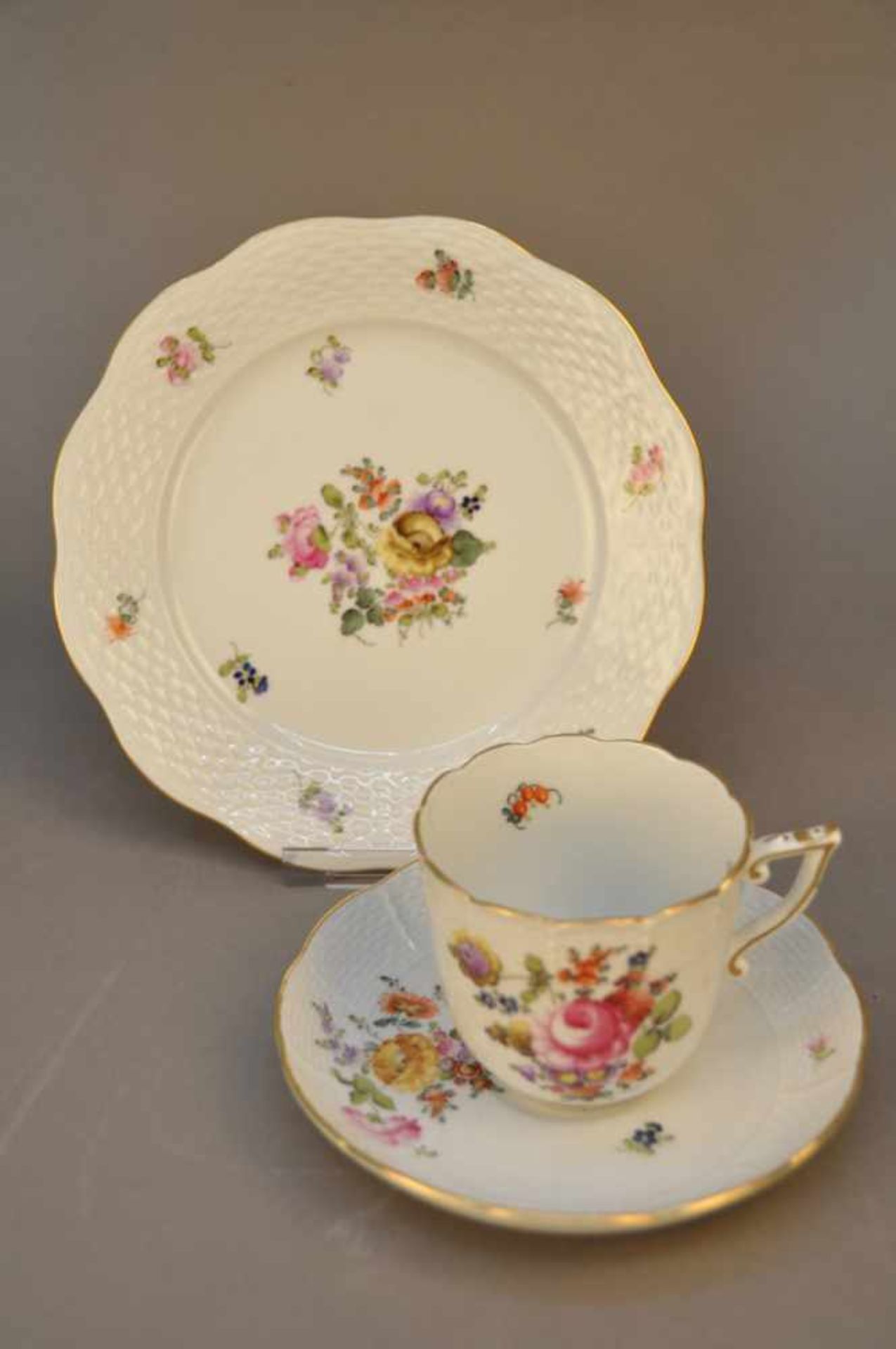 3-teiliges Kaffeegedeck.Herend, Blumendekor. Teller 19 cm.