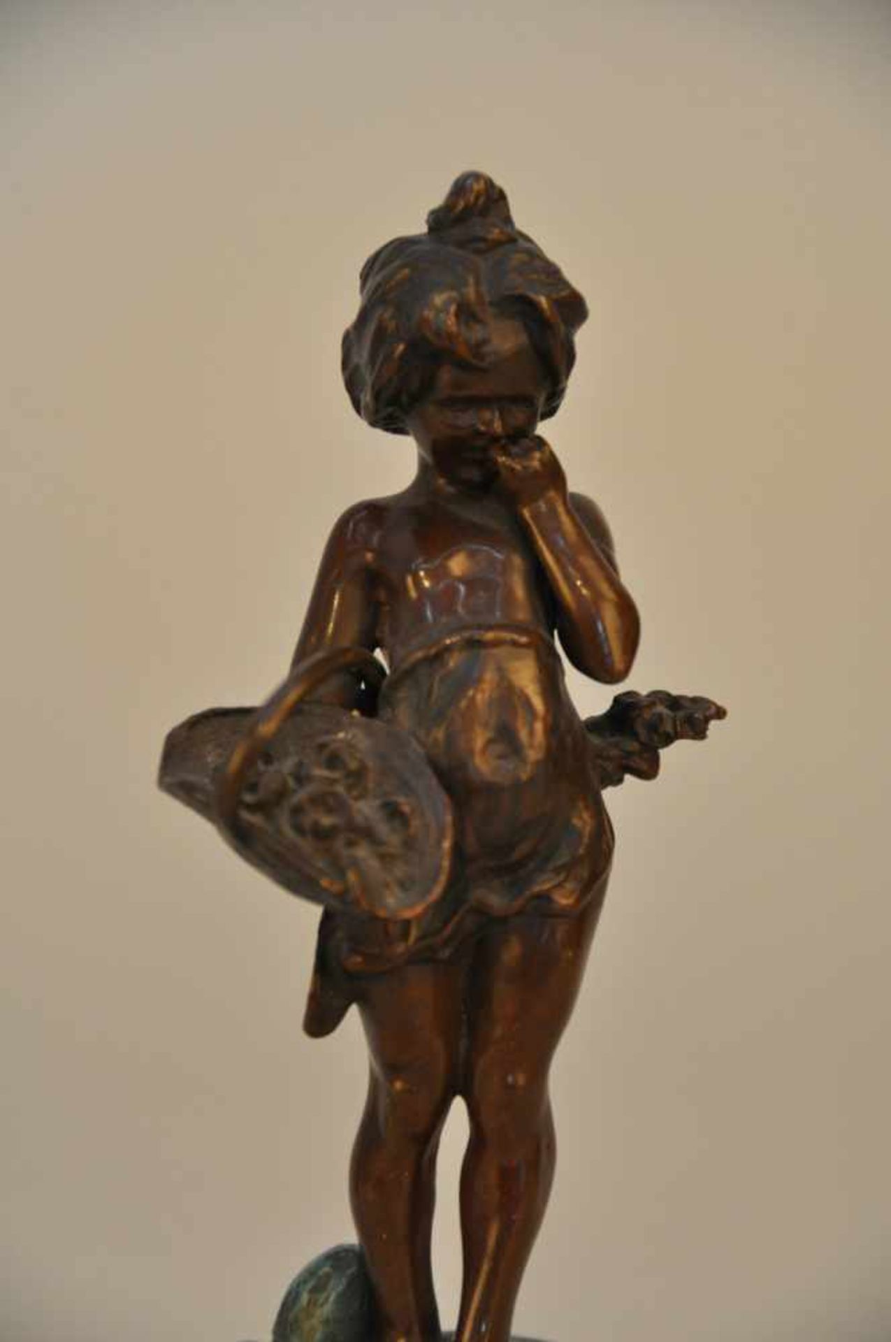 Junges Mädchen mit Blumenkorb. Bronzefigur.Massive Bronze auf kaltbemaltem Sockel, Datierung um - Bild 5 aus 5