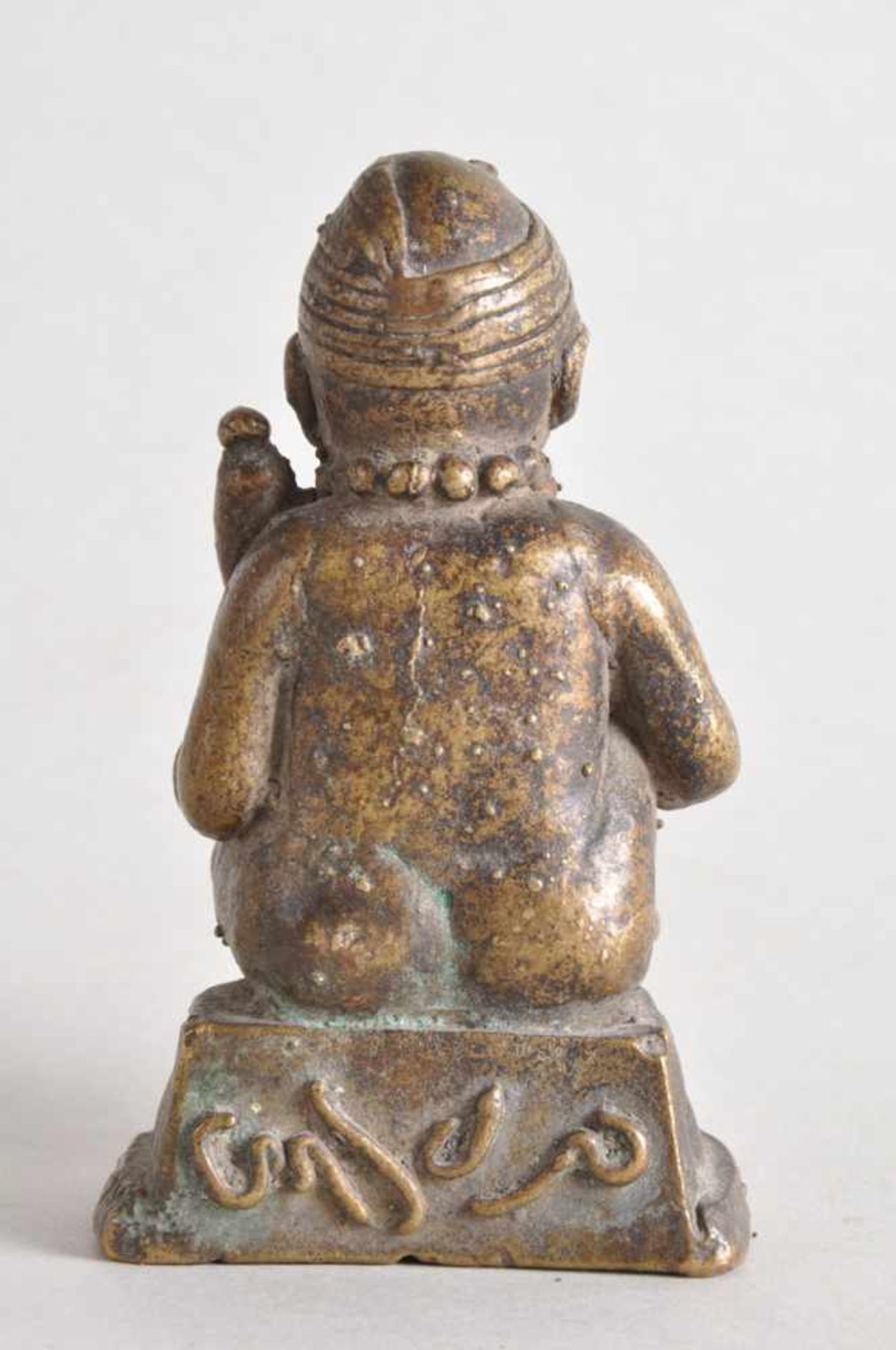 Asiatische Heiligenfigur mit Attribut.Bronze massiv, wohl 17./18. Jahrhundert. Höhe ca. 10 cm, Stand - Bild 2 aus 4