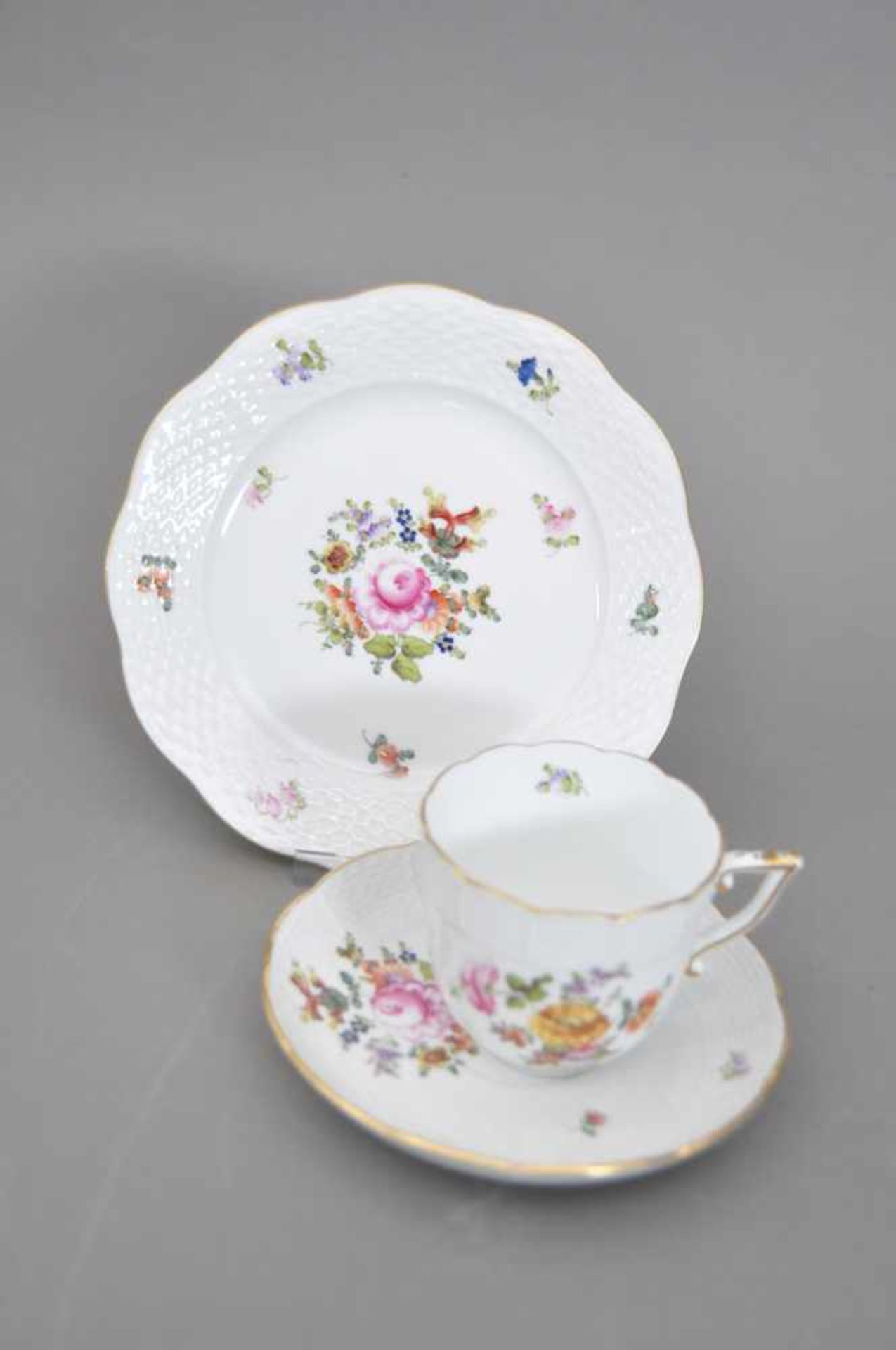 3-teiliges Kaffeegedeck.Herend, Blumendekor. Teller 19 cm.