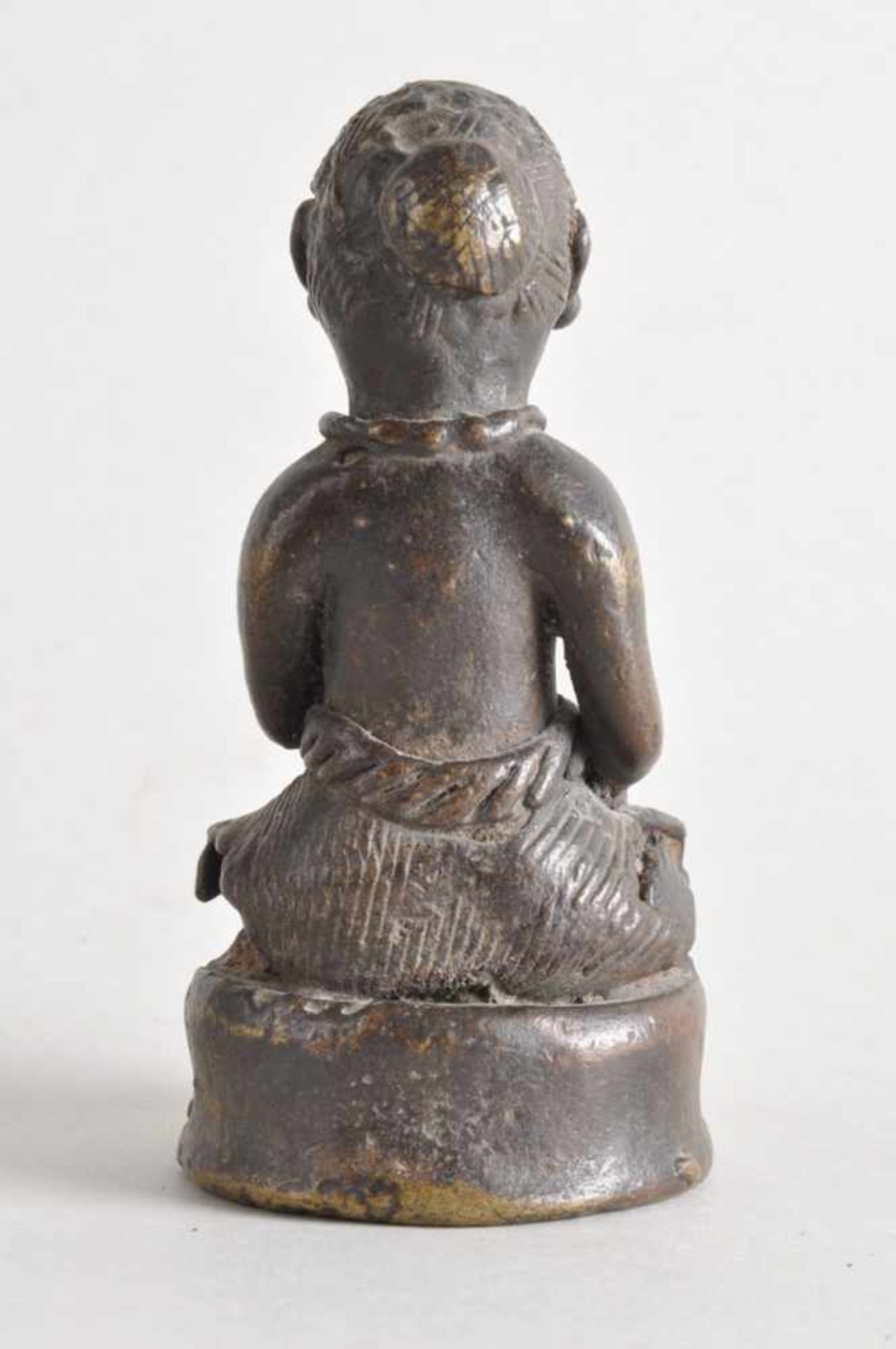 Asiatische Heiligenfigur mit Attributen (u.a. Bilvafrucht).Bronze massiv, wohl 17./18. - Image 2 of 3