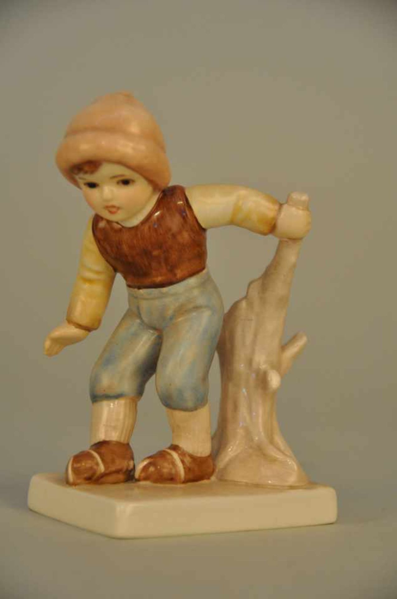 Junger Schlittschuhläufer.Goebel 1984. Höhe ca. 12,5 cm, Stand 8 x 5,5 cm.