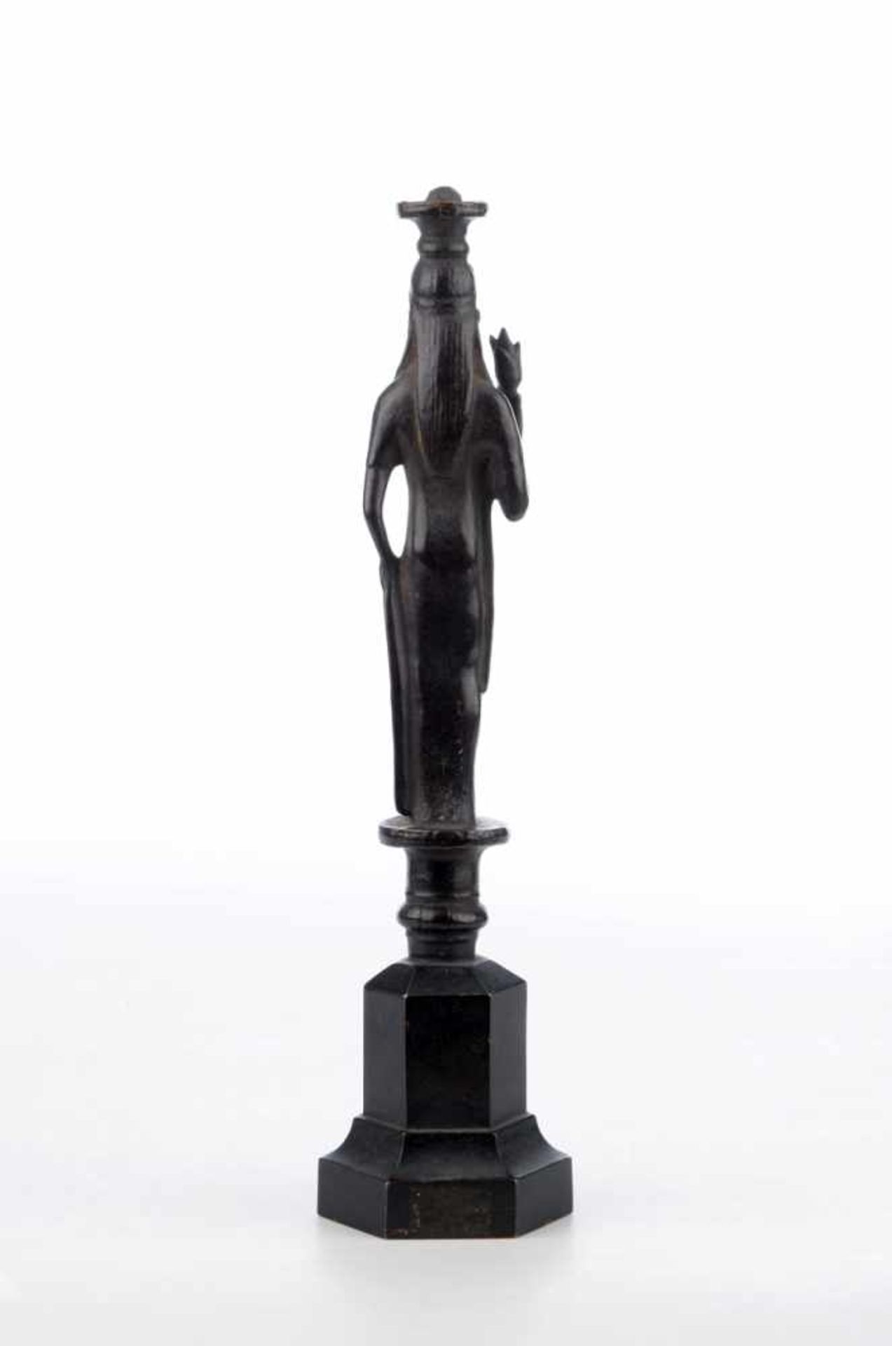 Weibliche Figur mit Frucht. Bronzefigur.Brünierte Bronze auf hexagonalem Sockel, Darstellung in - Bild 3 aus 4