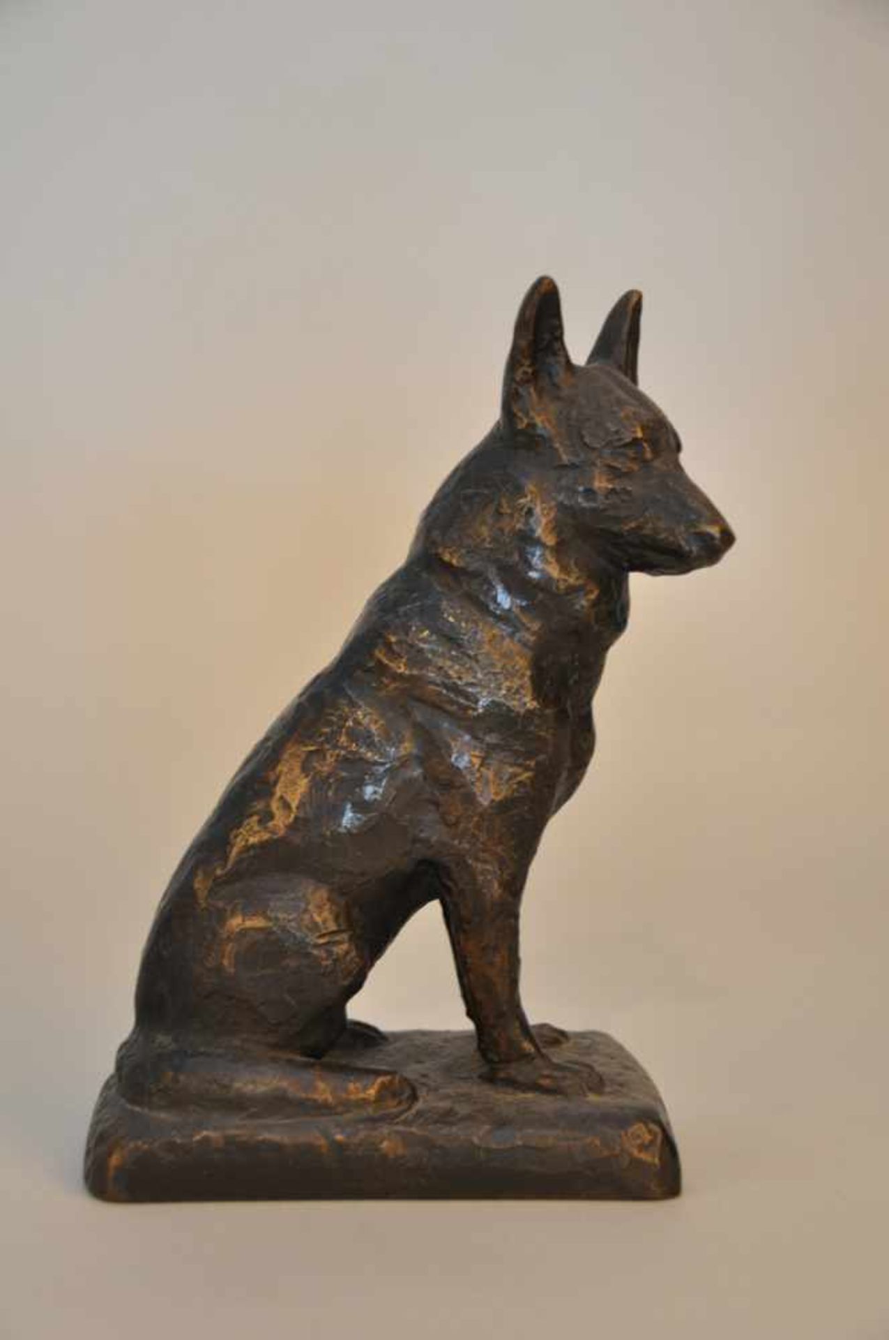 Deutscher Schäferhund. Bronzefigur.Auf der Plinthe per Monogramm W.V. signiert, verschlagen