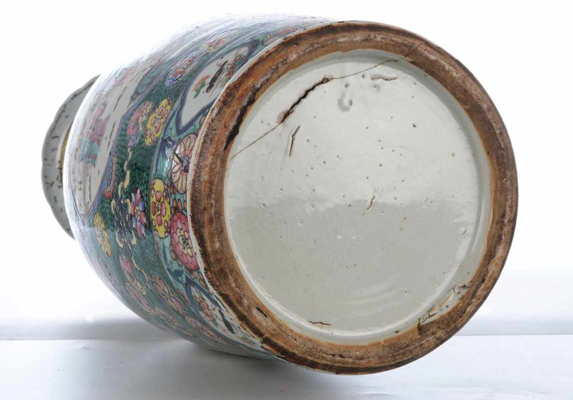 Polychrome Bodenvase. China, späte Qing-Dynastie.Bemalung in Schmelzfarben, auf Korpus und Hals 4 - Image 7 of 8