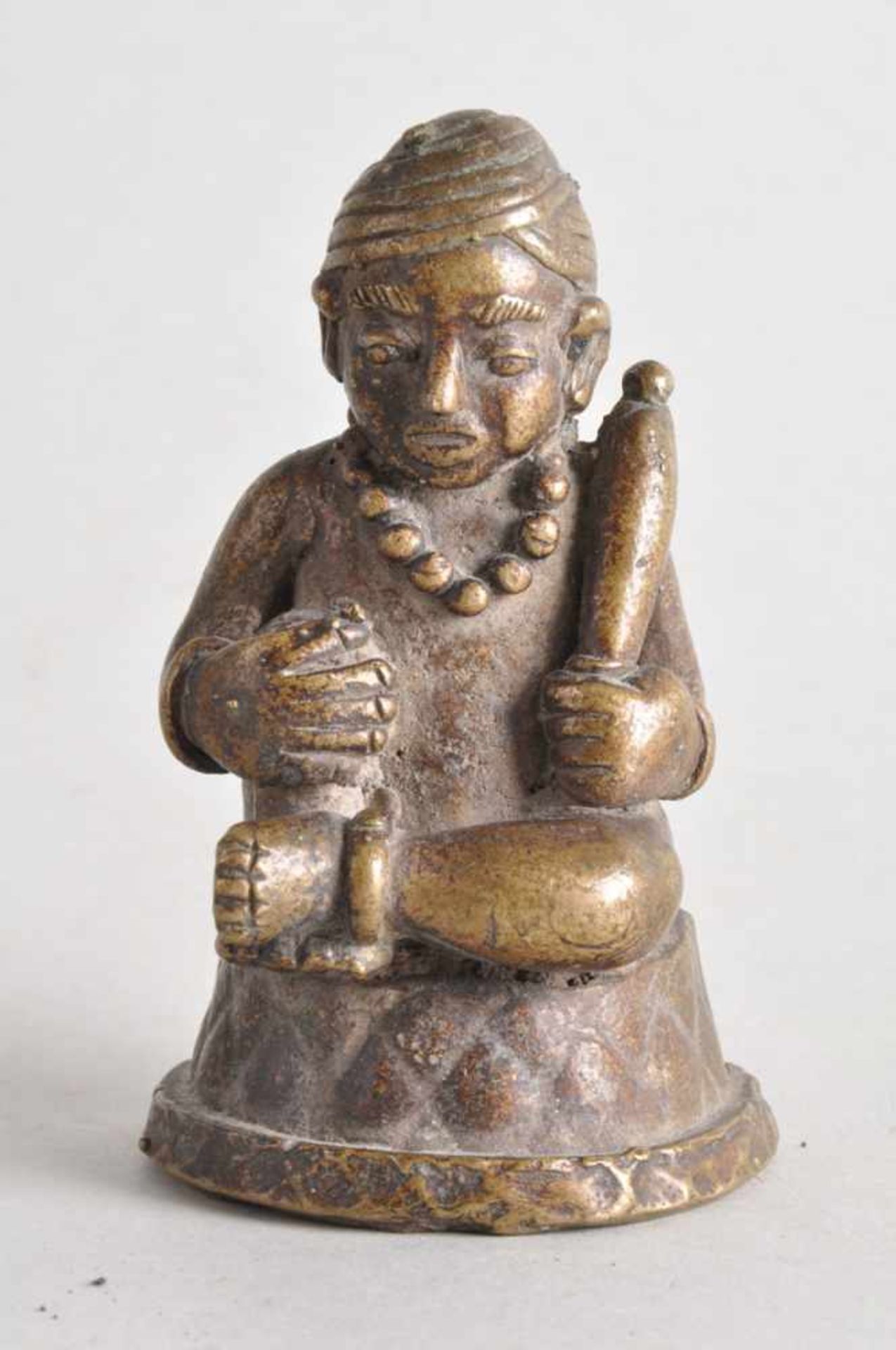 Asiatische Heiligenfigur mit Attribut.Bronze massiv, wohl 17./18. Jahrhundert. Höhe ca. 10 cm, Stand