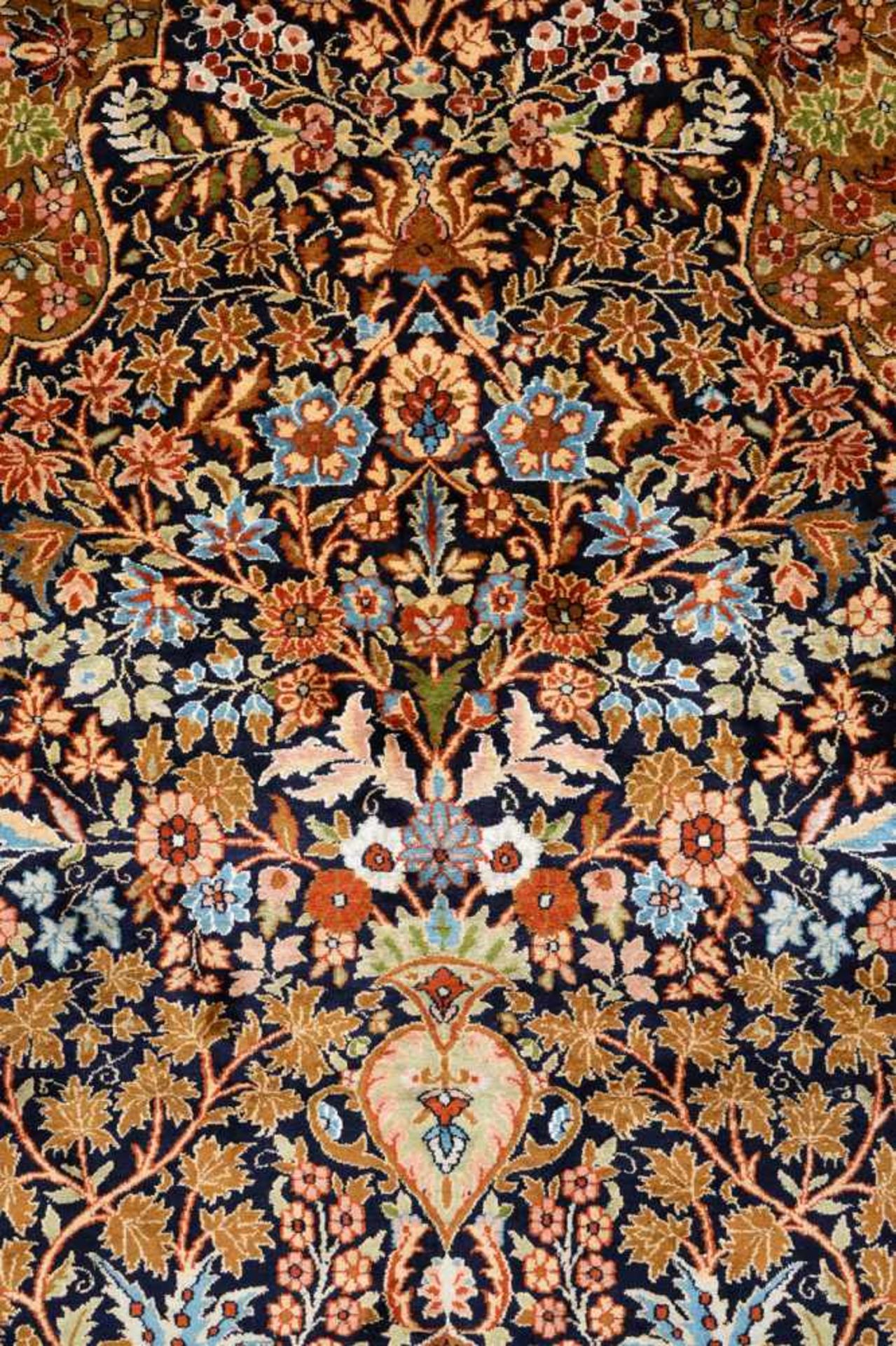 Feiner Orientteppich, Seide auf Baumwolle.Reichhaltiger floraler Flor, Rot und Blau dominieren, - Image 2 of 4