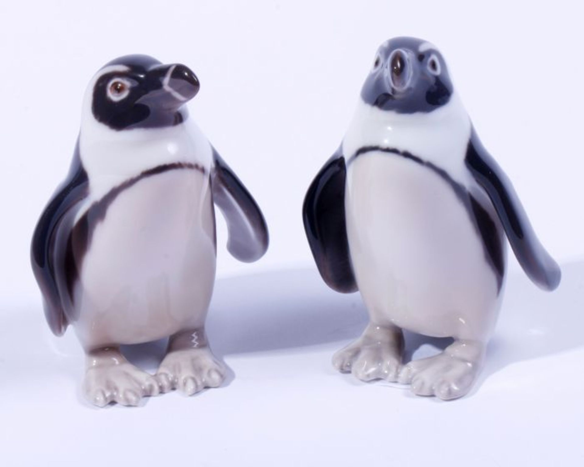 2 stehende PinguineBing und Gröndahl, 20.Jh., Porzellan, polychrom bemalt, Manufakturmarke u. Nr.