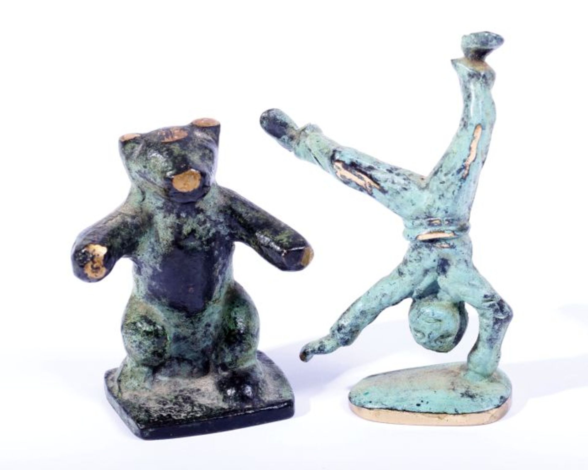 Unbekannter BildhauerBär und Akrobat, Bronze, grün patiniert, ungemarkt, H: 4,5 - 5,5cm, Patina