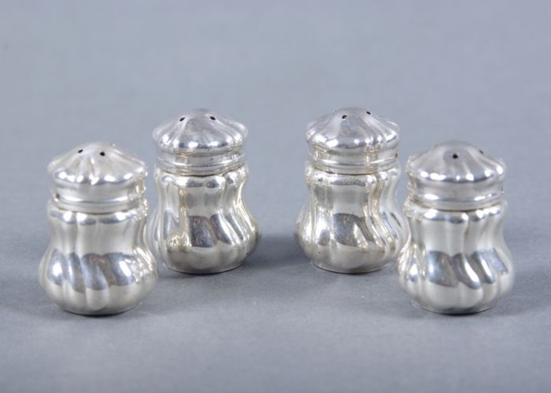 4 Salz/Pfefferstreuer925er Silber, Gebr. Deyhle, Schwäbisch Gmünd, spiralförmig godroniert,