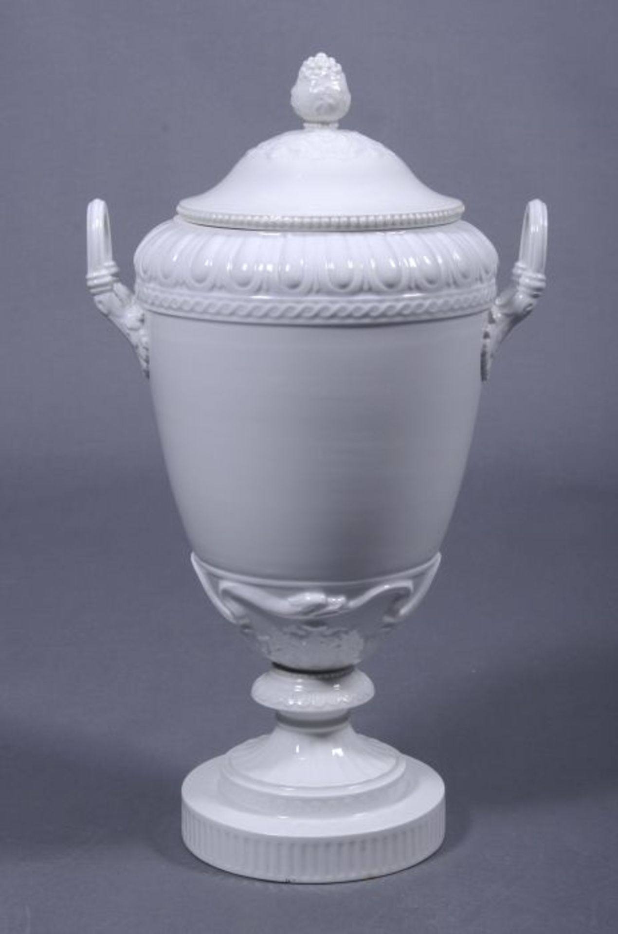 Große DeckelvaseKPM-Berlin, um 1910, sog. "Weimarer Vase", verschiedene, reliefierte Friese,