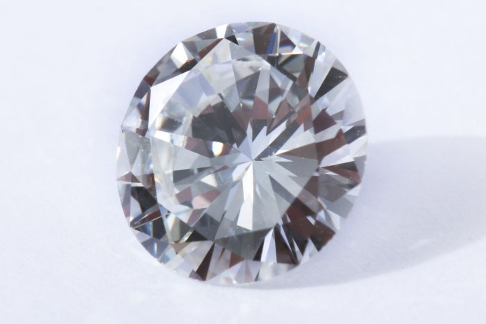 Hochkarätiger Brillant mit 2.66 ct. und einem GutachtenDiamant im Brillantschilff, anbei ein - Bild 2 aus 4