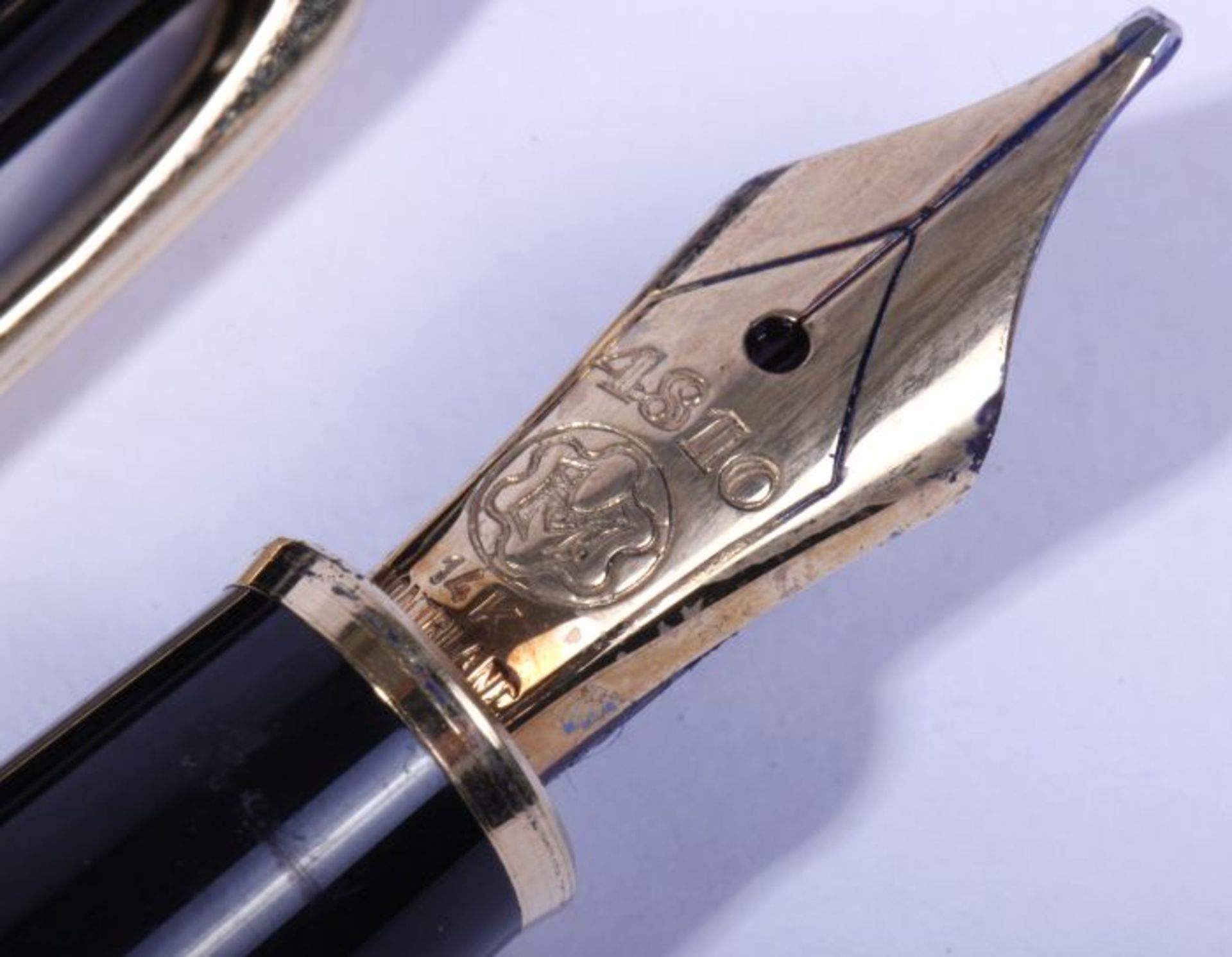 Montblanc MeisterstückKolbenfüller, schwarzes Kunstharz, 585er Gelbgold-Feder, L: 13,5cm, leichte - Bild 3 aus 3