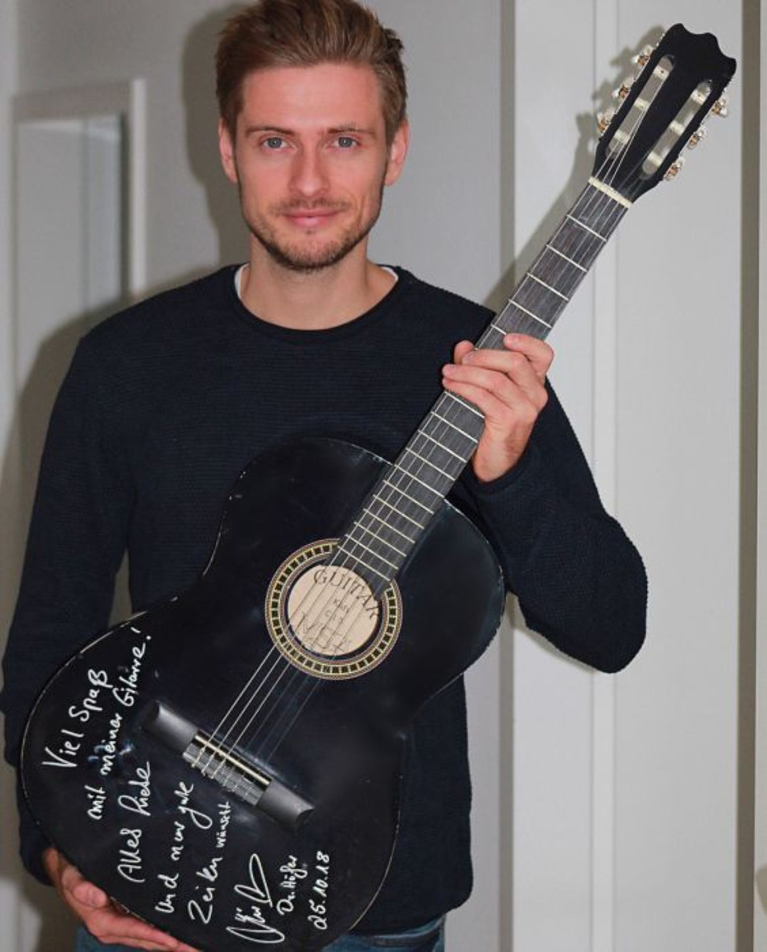 Signierte Gitarre von TV Star und Musiker Jörn Schlönvoigt - Charity Team LutzWir freuen uns, dass