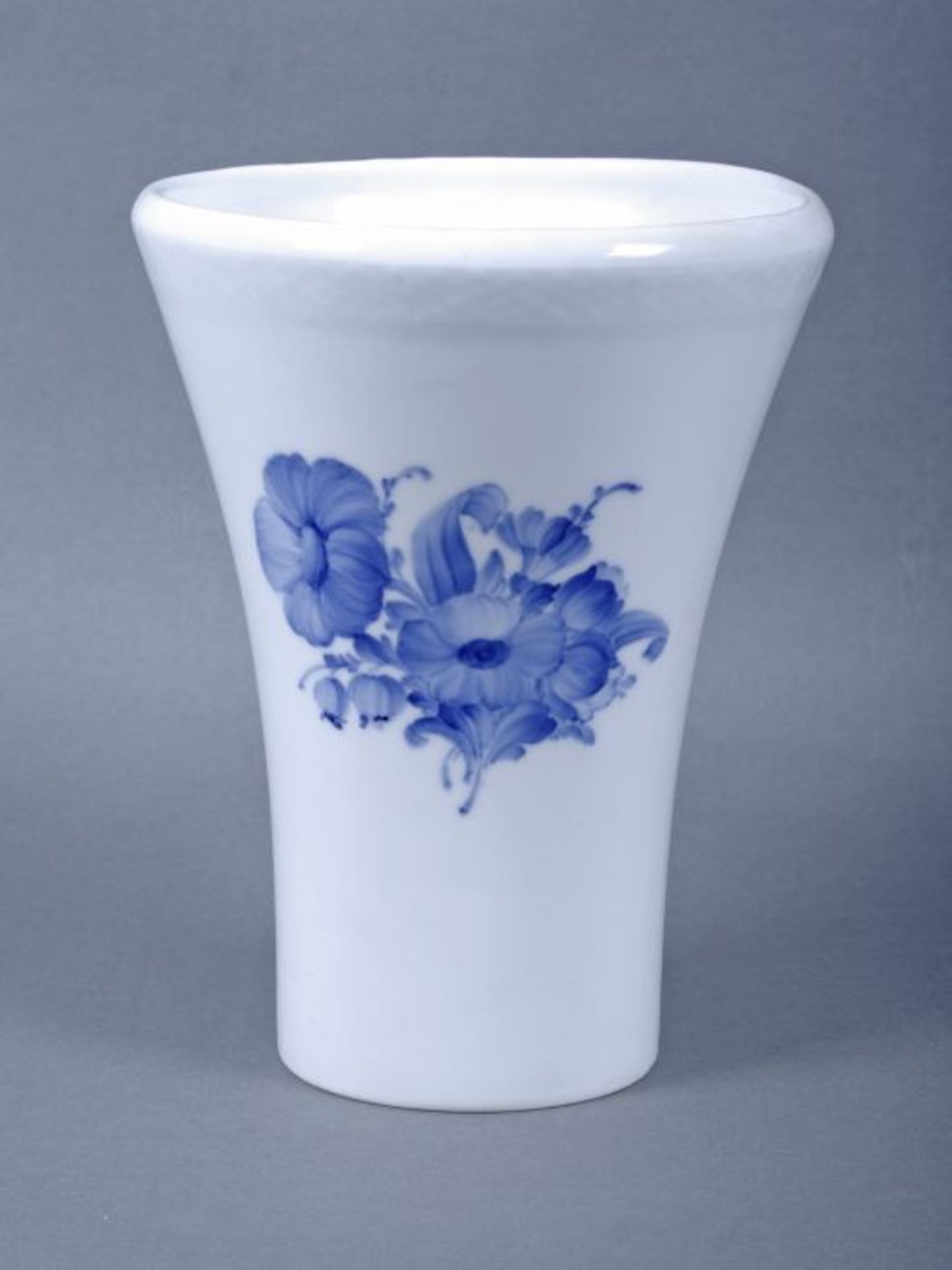 ZiervaseRoyal Copenhagen, um 1920, Trichterform, Dekor "Blaue Blume", Porzellan, unterglasurblau