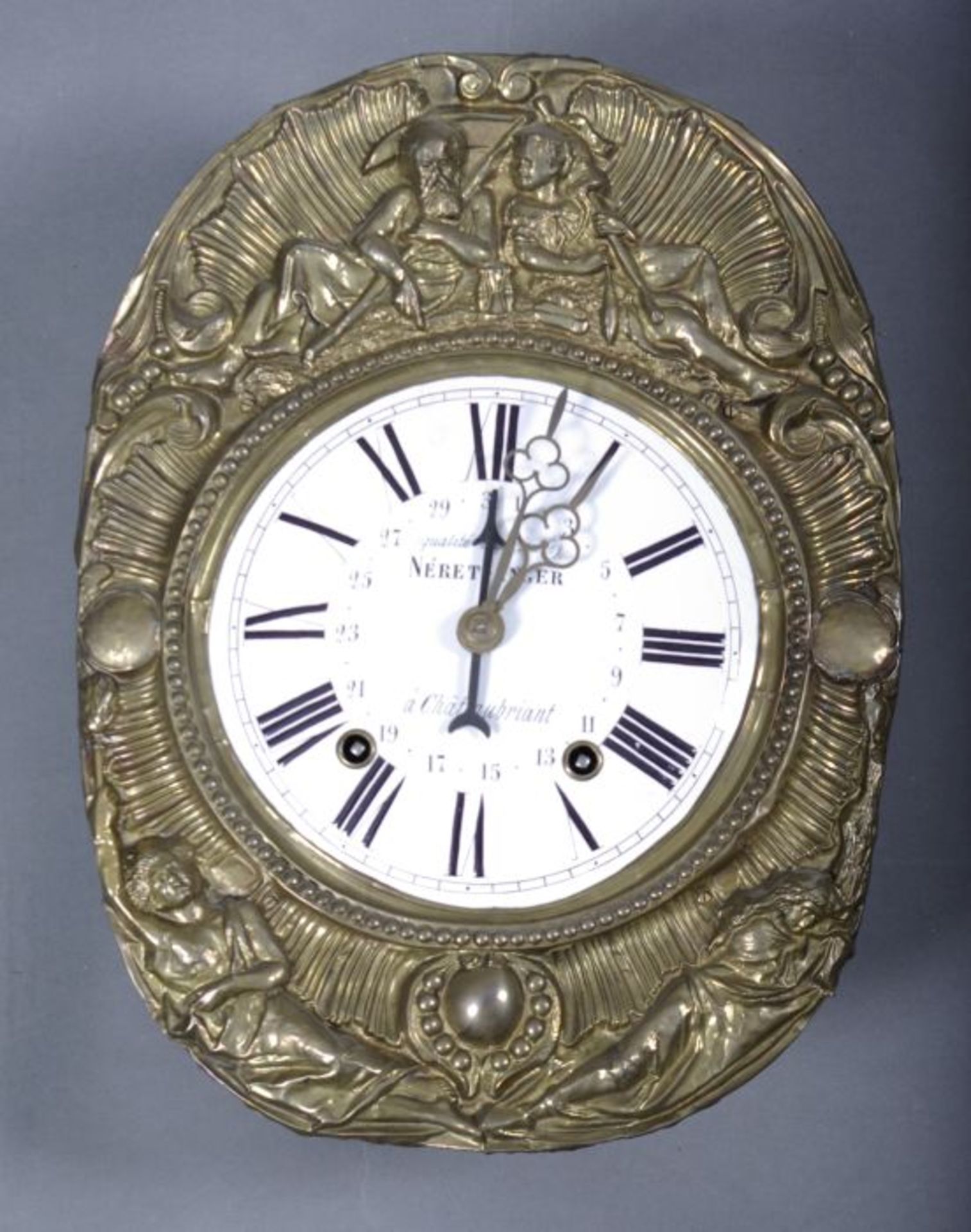 Comtoise-UhrFrankreich, 19.Jh., rechteckiges Uhrengehäuse, ovales Schild m. reliefplastischem