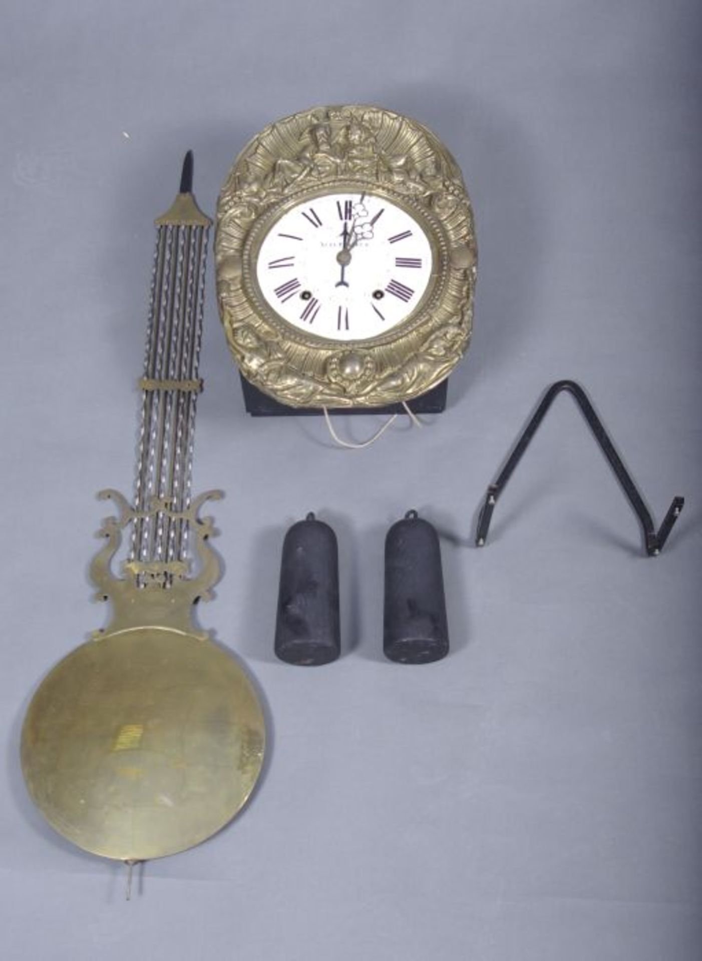 Comtoise-UhrFrankreich, 19.Jh., rechteckiges Uhrengehäuse, ovales Schild m. reliefplastischem - Bild 2 aus 2