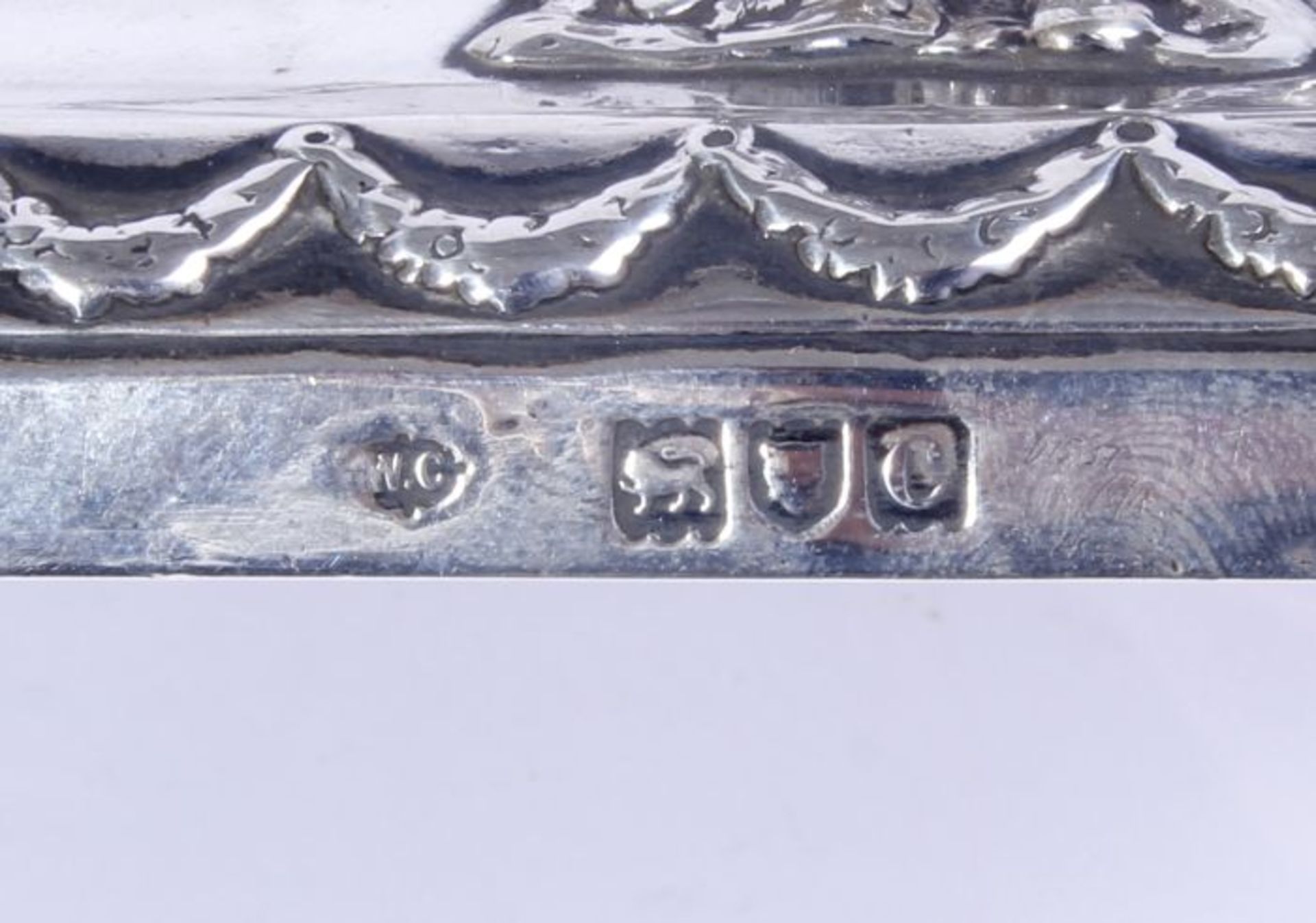 Paar Tafelleuchter925er Silber, William Comyns, London, um 1898, quadratischer Sockel, taillierter - Bild 4 aus 4