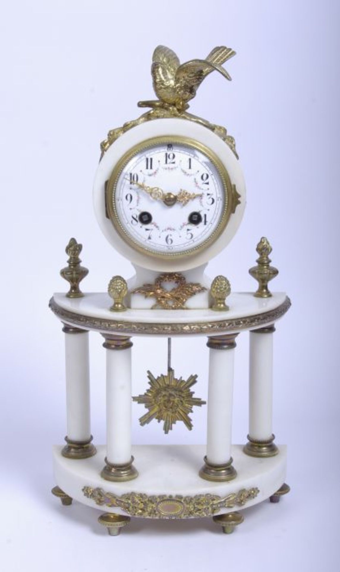 TischuhrFrankreich, um 1900, halbrunder, portalförmiger Stand m. rundem Uhrengehäuse, weißes