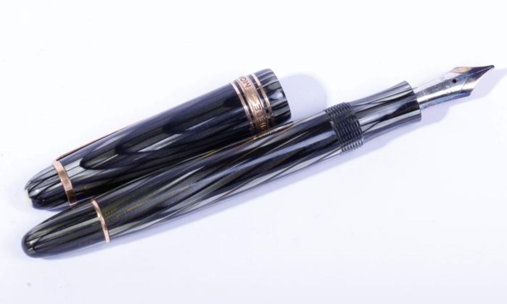 Montblanc MasterpieceFüller, um 1950/60, Kunstharz, grün gestreift, o. Nr., 585er Gelbgold/ - Bild 2 aus 4