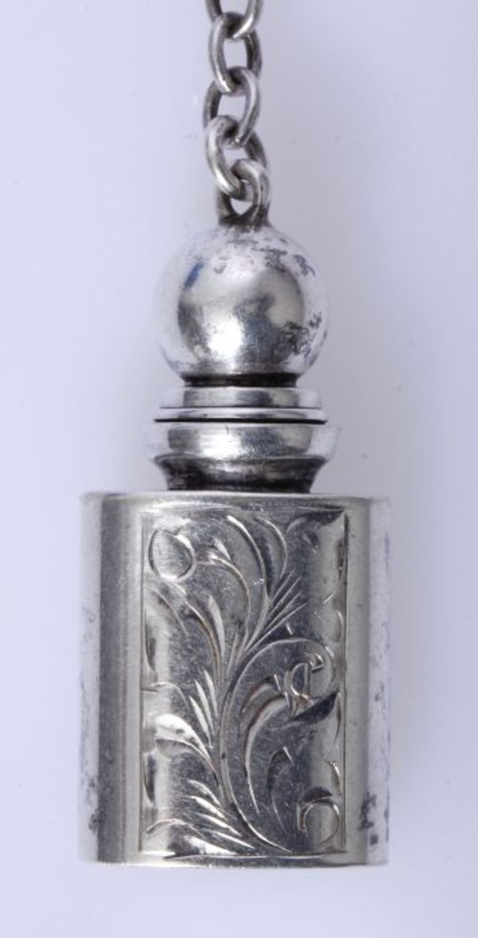Flakon-AnhängerKleiner Parfum-Flakon, 935er Silber, ziselierte Wandung, als Anhänger gearbeitet, H