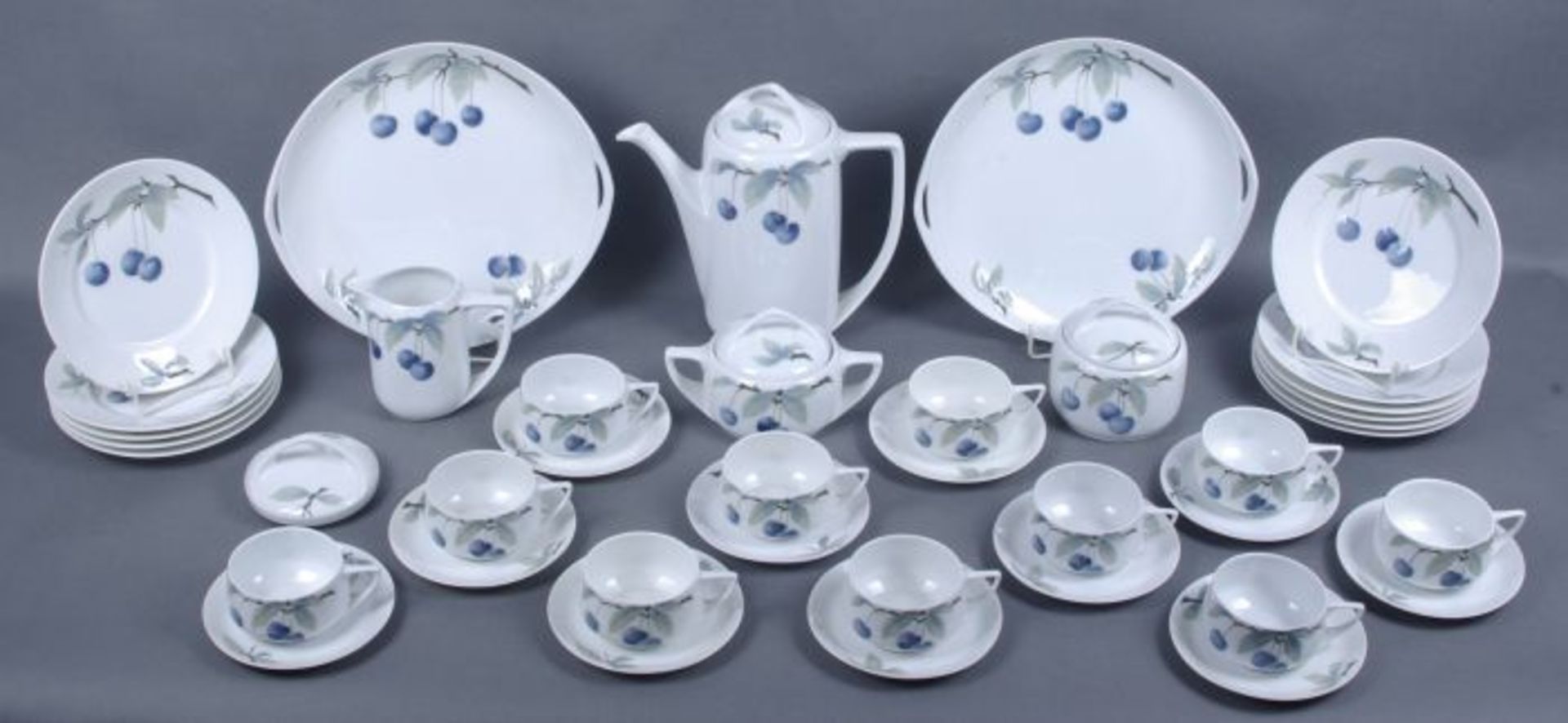 Jugendstil-Kaffeeservice für 11 PersonenRosenthal, "Donatello" (reliefierte Wandung mit blauem