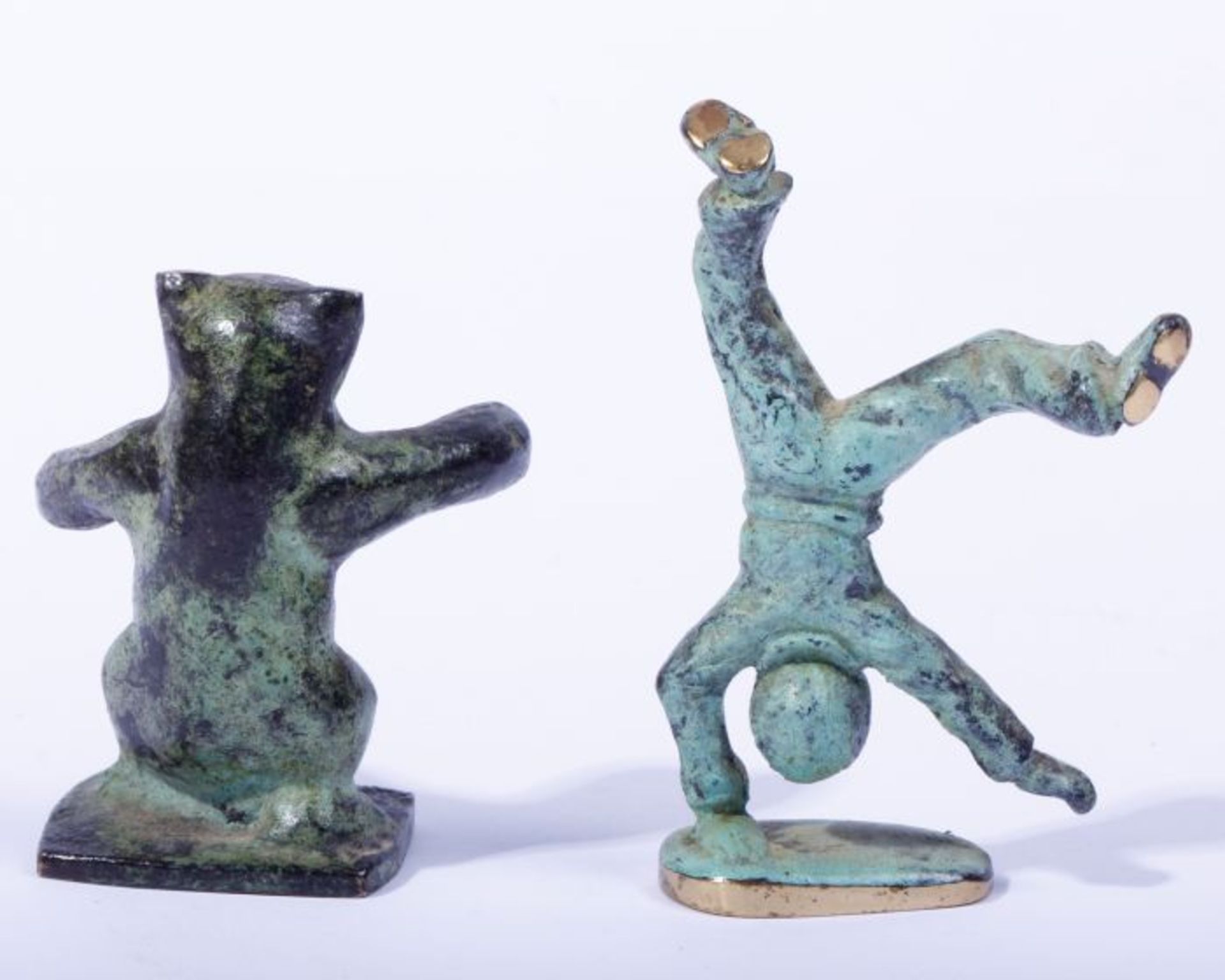 Unbekannter BildhauerBär und Akrobat, Bronze, grün patiniert, ungemarkt, H: 4,5 - 5,5cm, Patina - Bild 2 aus 2