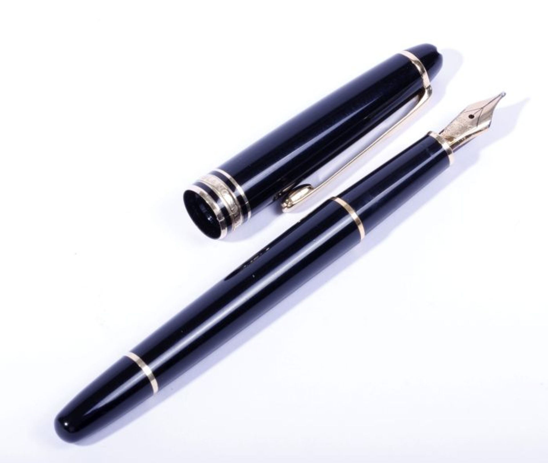 Montblanc MeisterstückKolbenfüller, schwarzes Kunstharz, 585er Gelbgold-Feder, L: 13,5cm, leichte - Bild 2 aus 3