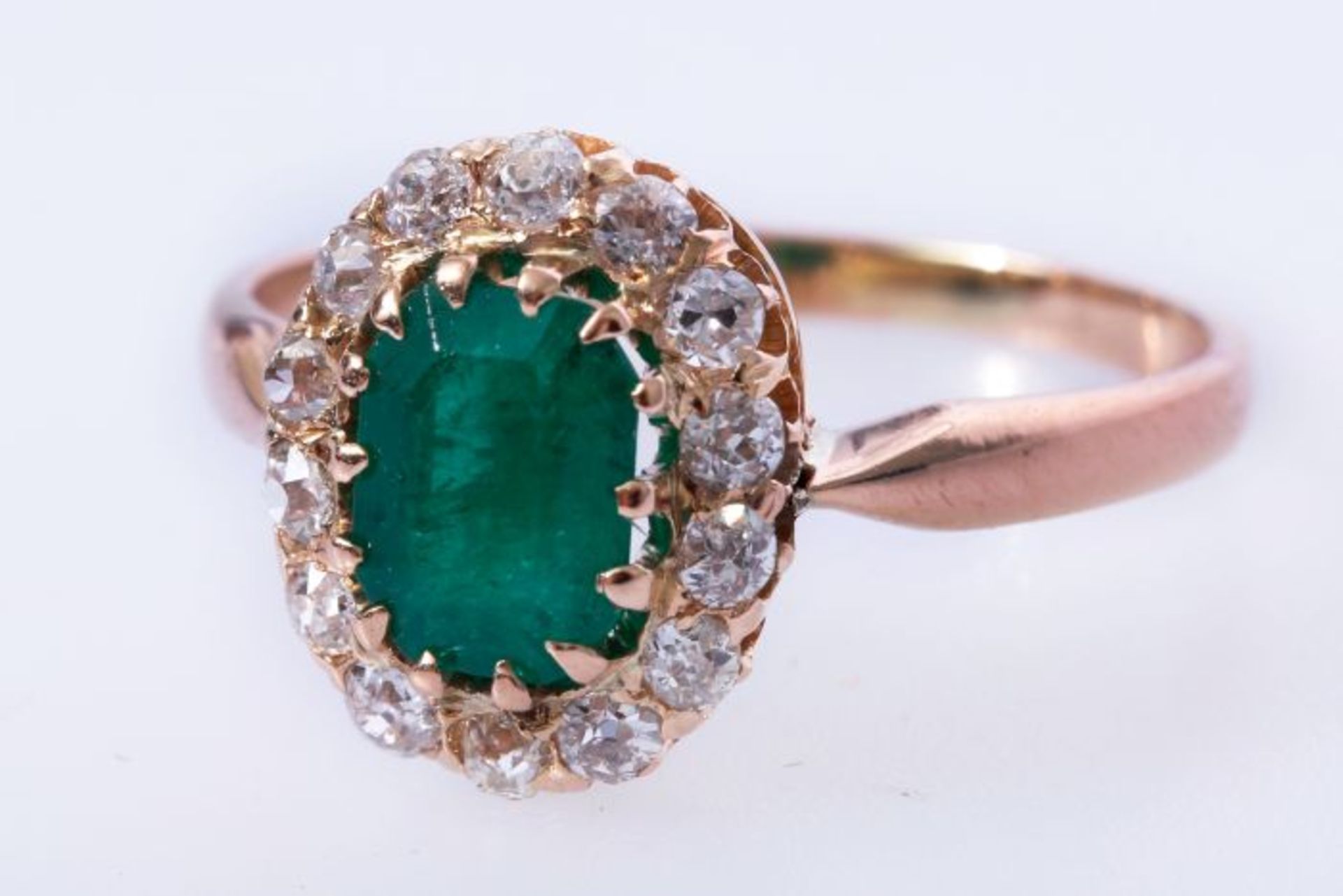 Antiker Entourage Ring aus 585 Gold mit Smaragd und DiamantenEntourage Ring aus 585 Rotgold mit