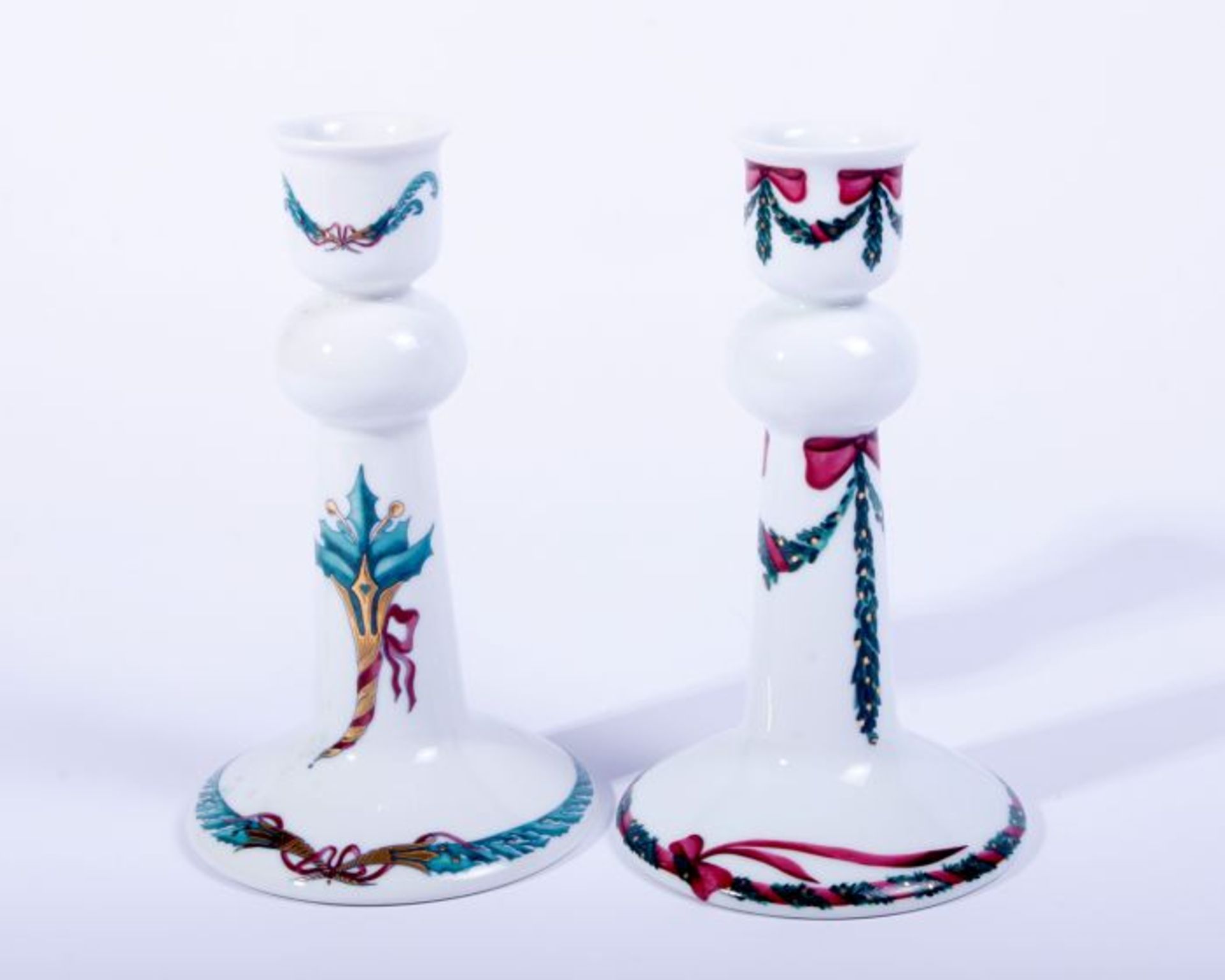 Paar WeihnachtsleuchterRoyal Copenhagen, 21.Jh., Dekor "Jingle Bells", porzellan, polychrom