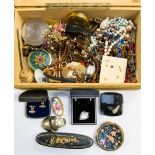 Various vintage compacts, papier mache and mother of pearl glass case,