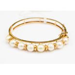 One 14ct gold bracelet and pearls, comprising eight cultured pearls set to the top,