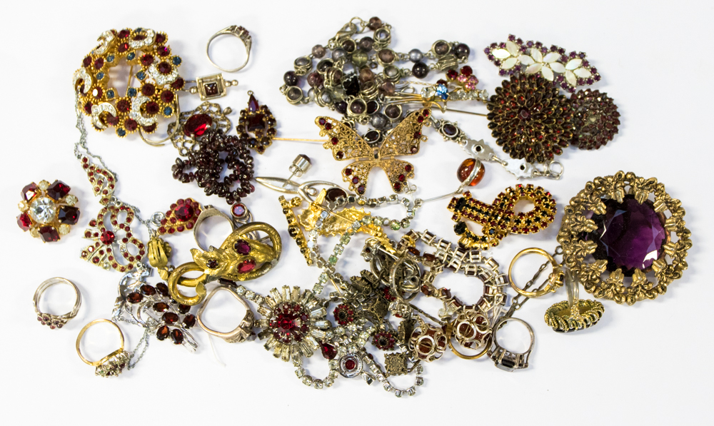 A collection of assorted costume jewellery to include eleven brooches, some garnet and paste set,