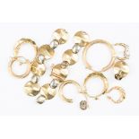 A group of various 9ct gold items to include a bracelet, a/f,