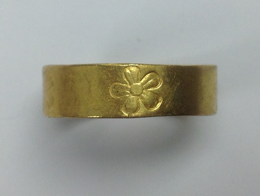 15th Century gold band ring with five stamped Heraldic cinquefoil daisies, - Image 2 of 2