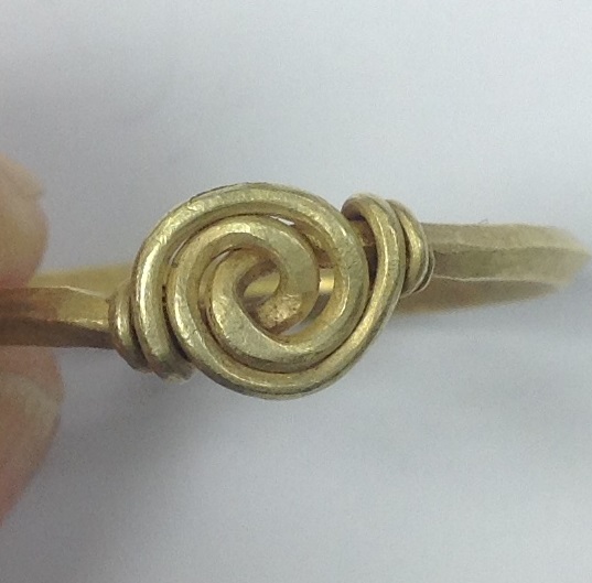 Anglo Scandinavian Gold ring with bond of lozenge wire ends twisted together forming a spiral. - Image 2 of 3