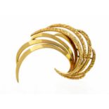 A Modernist 9ct gold brooch, textured and polished feathered ribbon design,