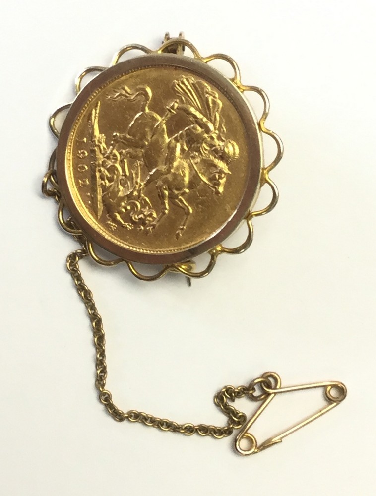 A gold Sovereign brooch, the coin dated 1902, in 9ct gold mount 10.