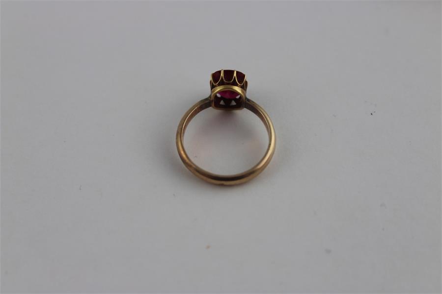 A synthetic ruby and yellow metal bar brooch and a similar matching ring, (both assessed as - Image 4 of 6