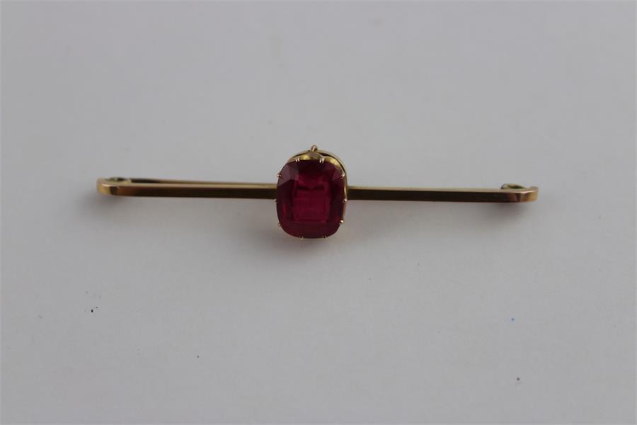 A synthetic ruby and yellow metal bar brooch and a similar matching ring, (both assessed as - Image 5 of 6