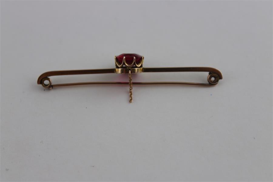 A synthetic ruby and yellow metal bar brooch and a similar matching ring, (both assessed as - Image 6 of 6